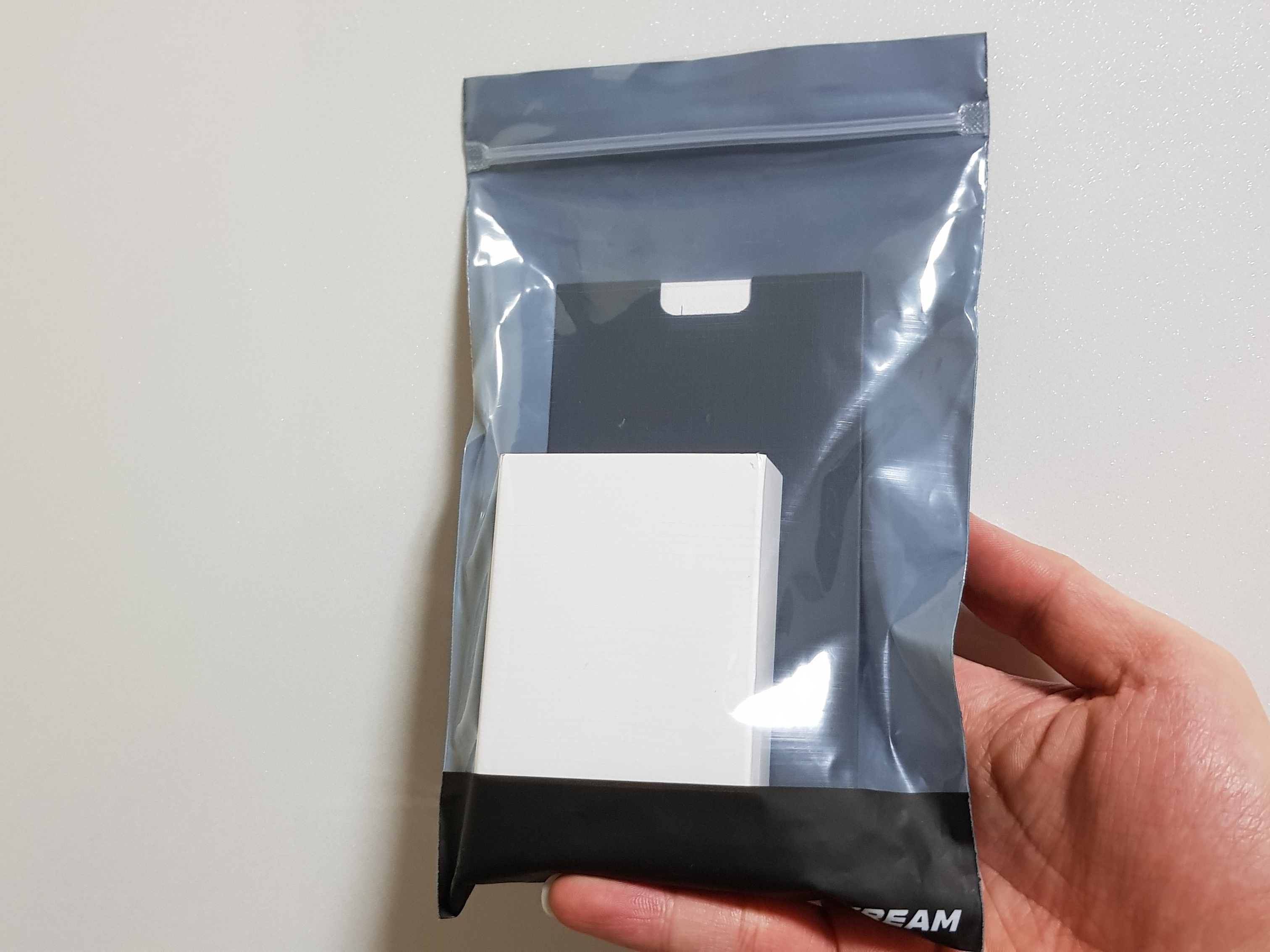 Supreme Logo Zippo Red 착용 스타일 - 3