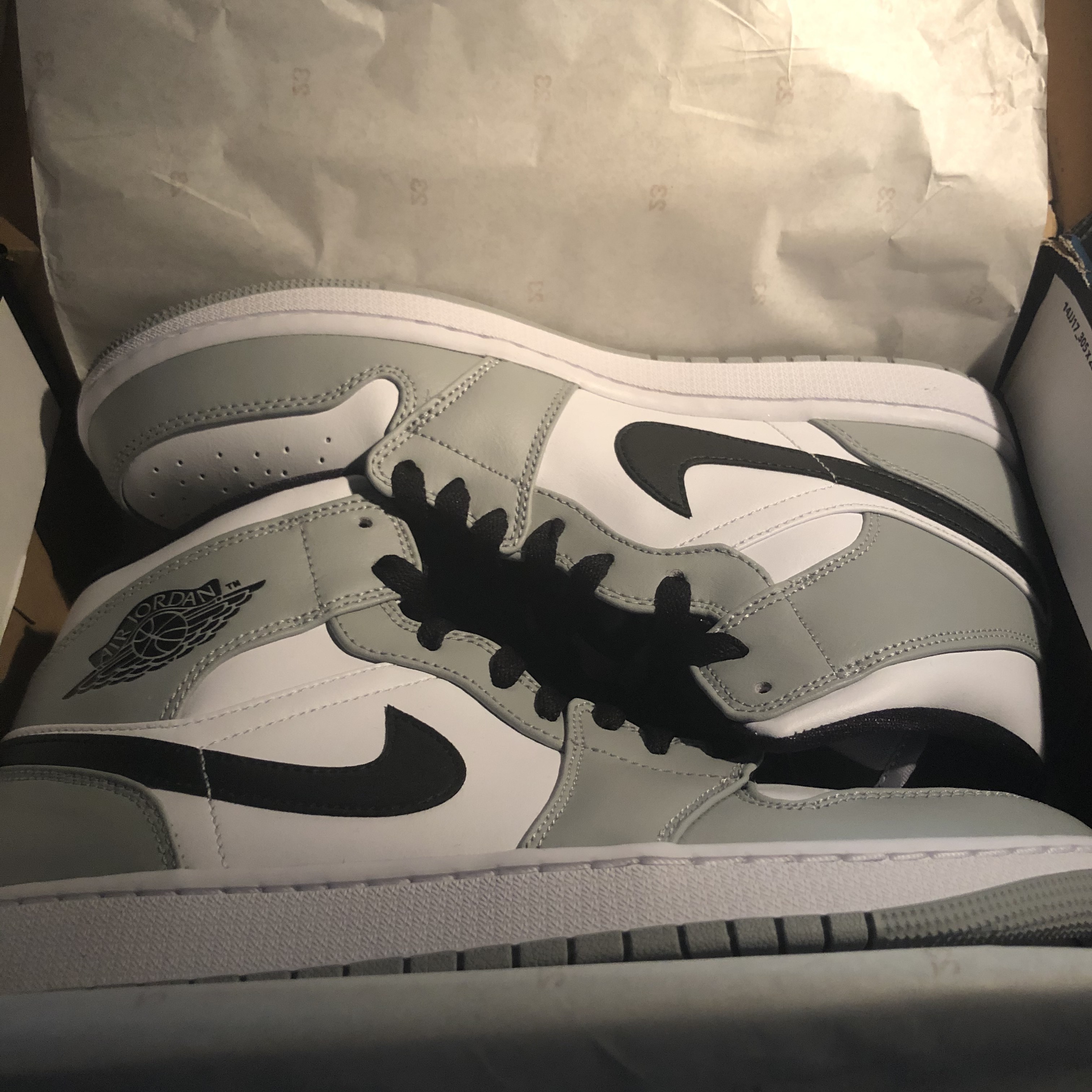 Jordan 1 Mid Light Smoke Grey 착용 스타일