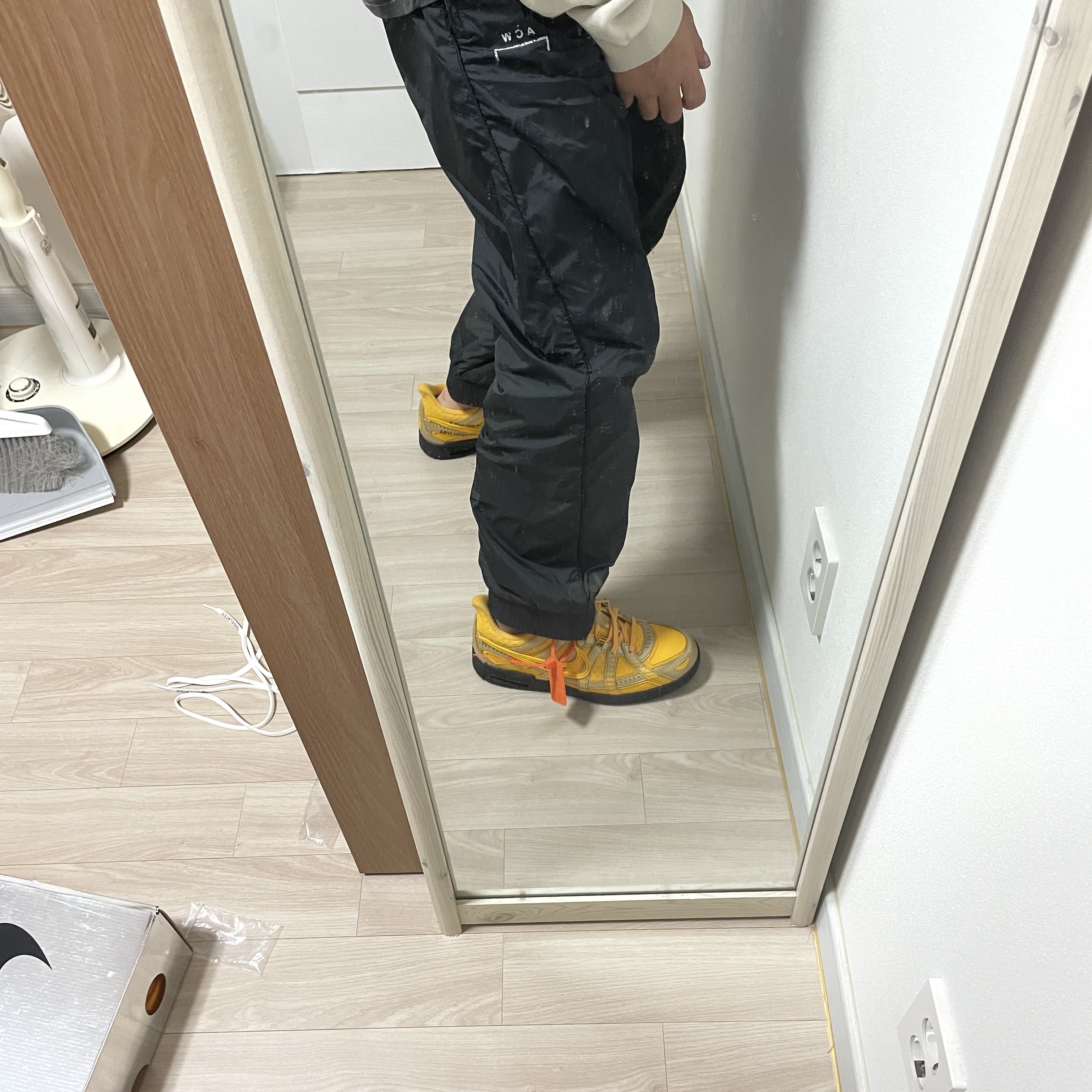 IAB Studio Pigment T-Shirt Black, Nike x Off-White Air Rubber Dunk University Gold 착용 스타일