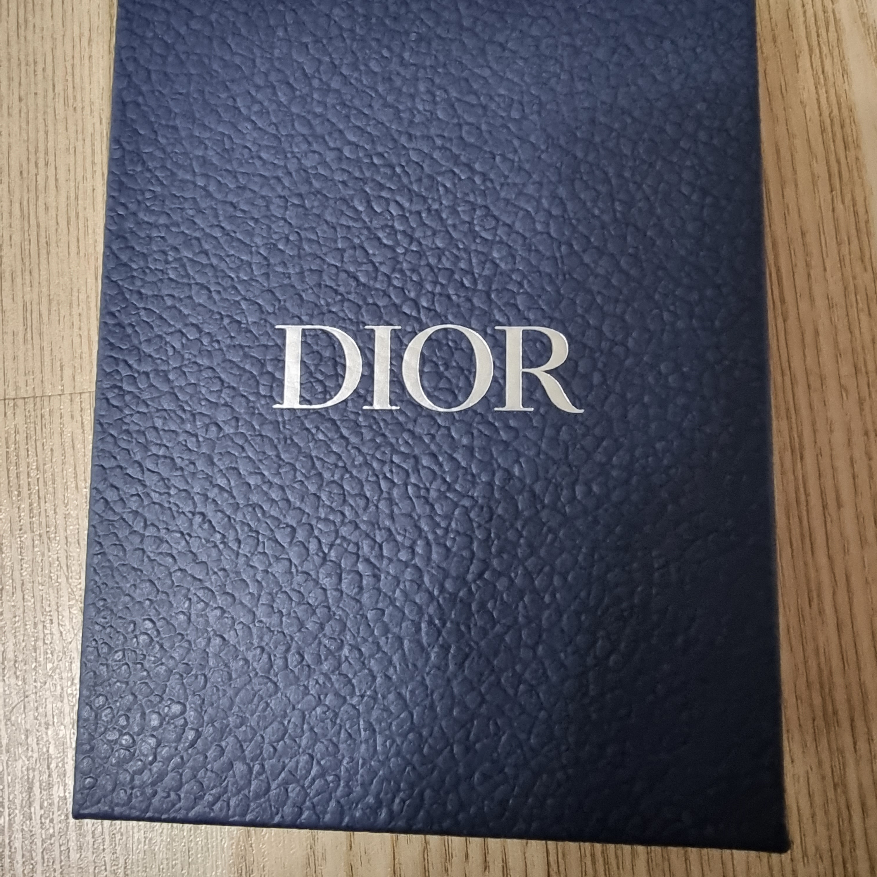 Dior Compact Wallet Beige & Black Dior Oblique Jacquard 착용 스타일 - 1