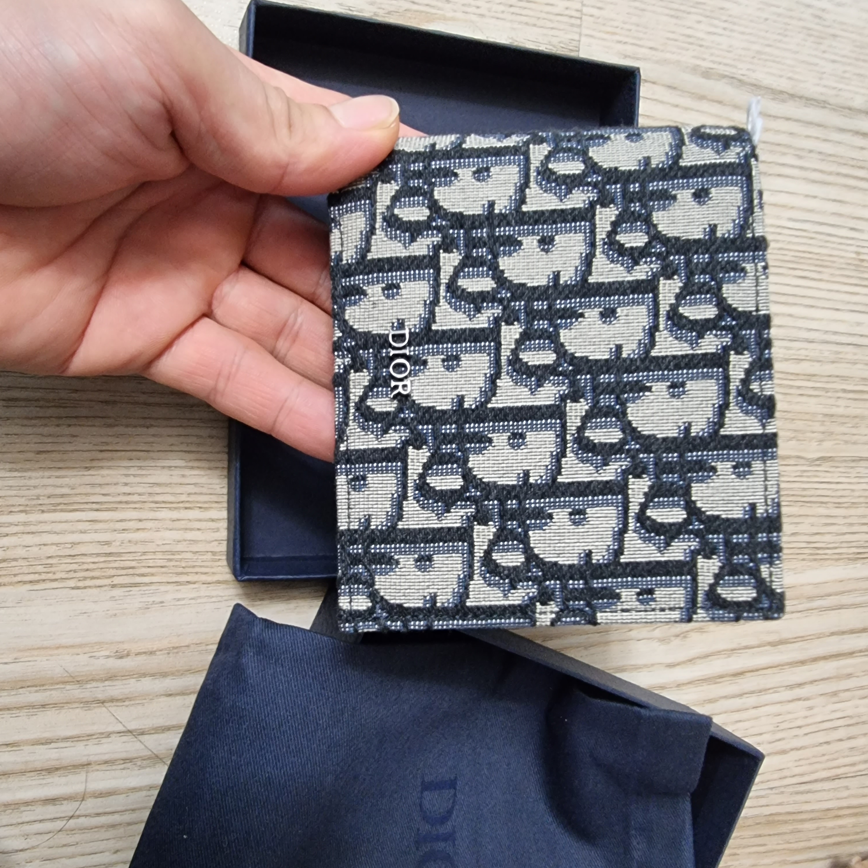 Dior Compact Wallet Beige & Black Dior Oblique Jacquard 착용 스타일 - 2