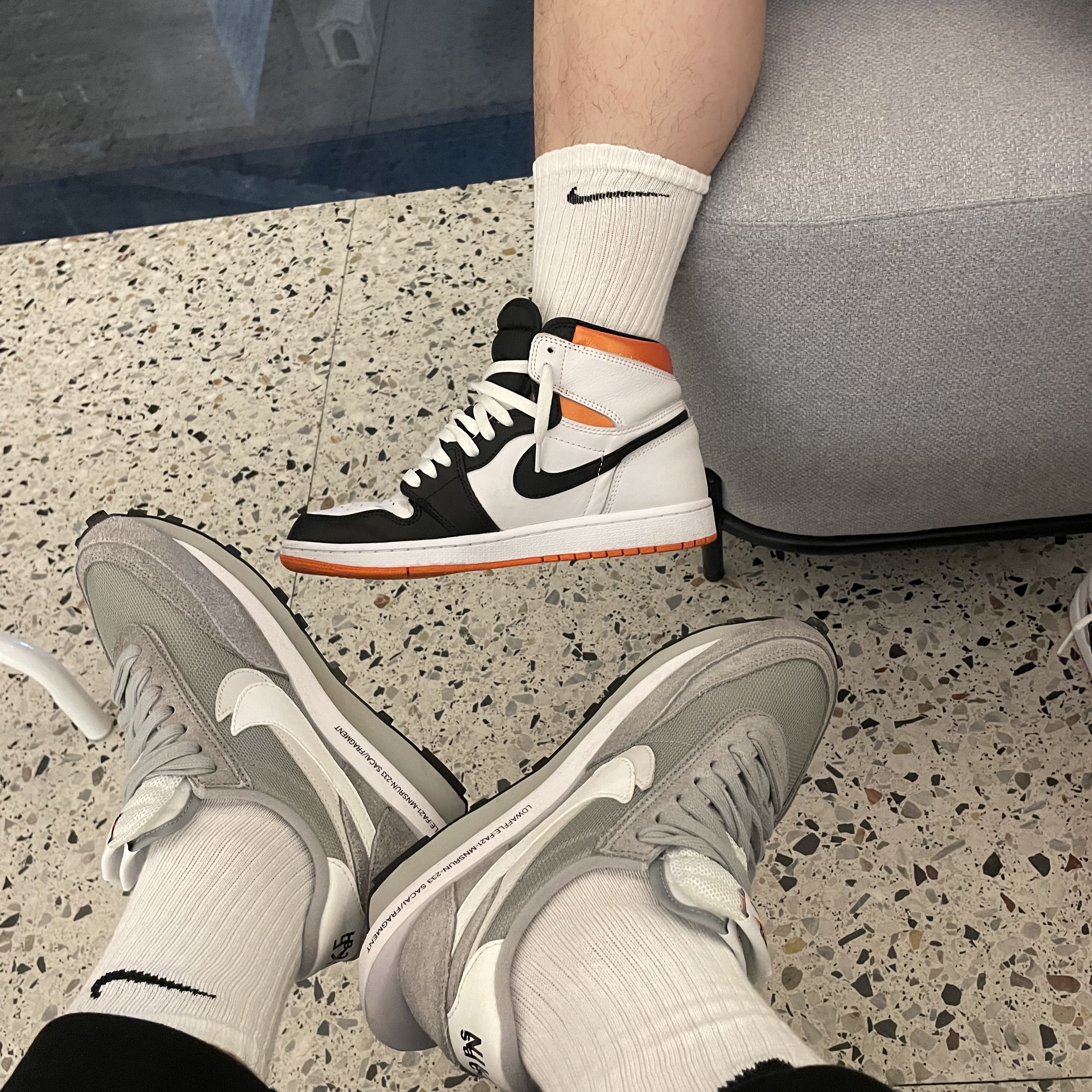 Jordan 1 Retro High OG Electro Orange, Nike x Sacai x Fragment LDWaffle Light Smoke Grey 착용 스타일
