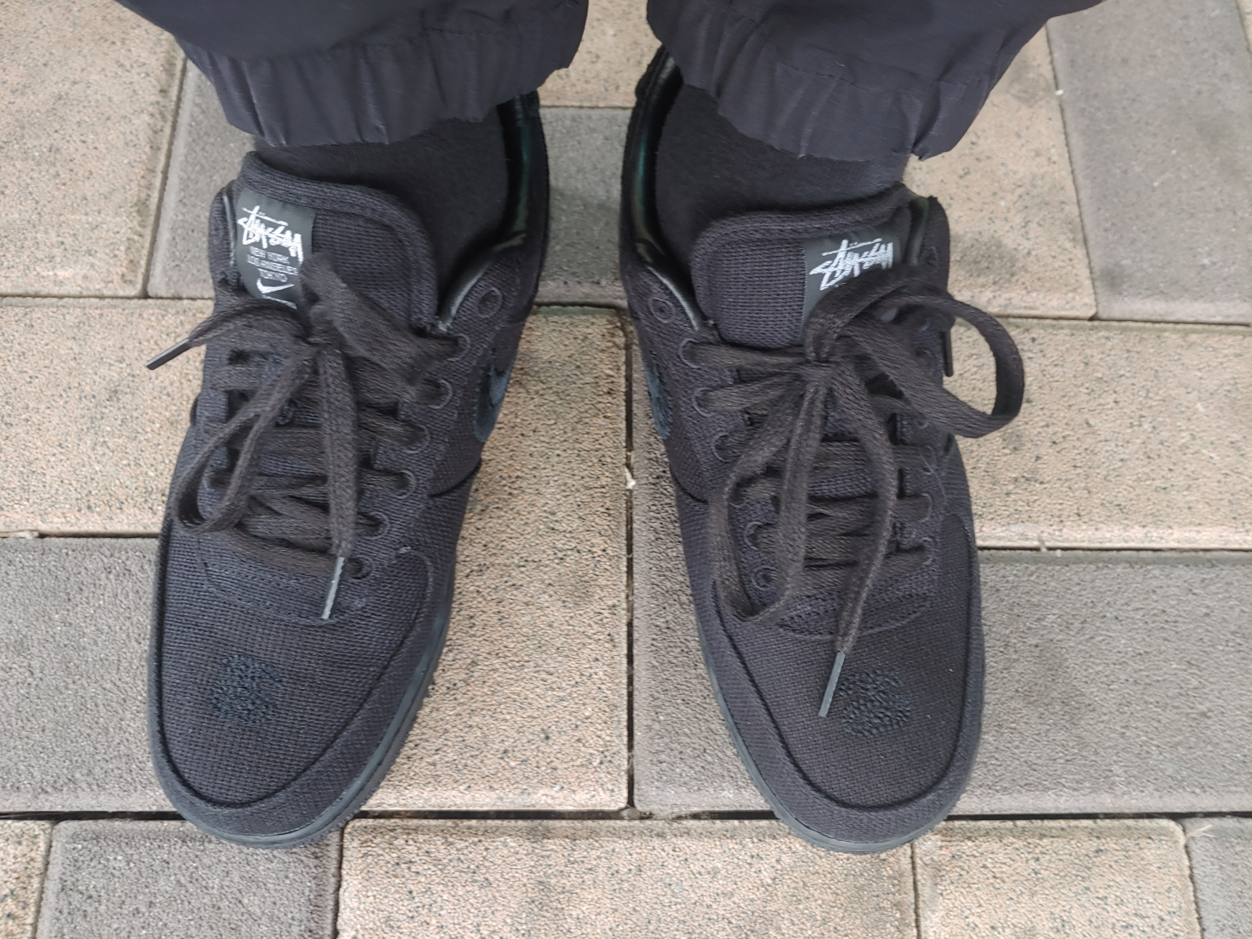 Nike x Stussy Air Force 1 Low Triple Black 착용 스타일 - 1