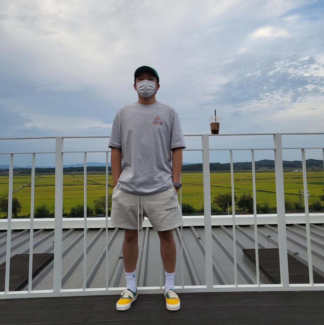 Palace Tri-Sticker Pack T-Shirt Grey Marl - 21FW, Essentials Sweatshorts Oatmeal - 21SS 착용 스타일 - 1