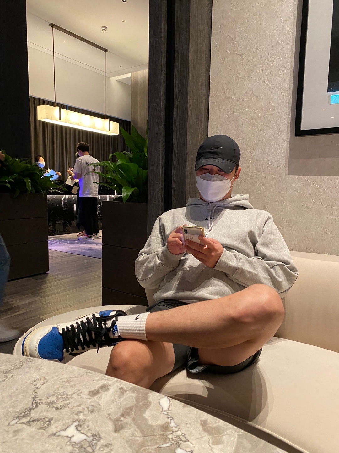 Jordan 1 x Travis Scott x Fragment Retro High OG SP Military Blue, Nike x Drake Nocta Cardinal Stock Essential Hoodie Grey - US/EU 착용 스타일 - 2