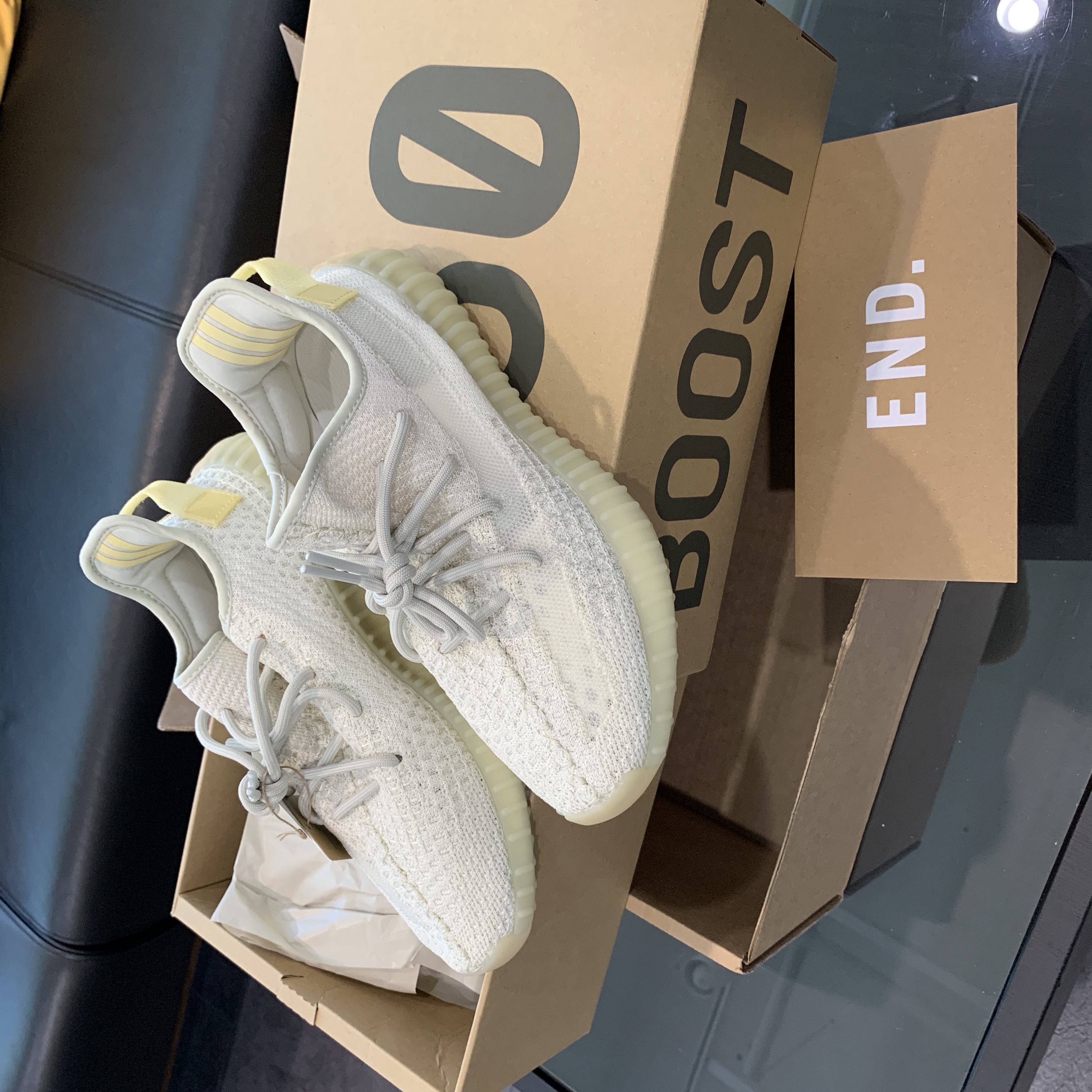 Adidas Yeezy Boost 350 V2 Light 착용 스타일