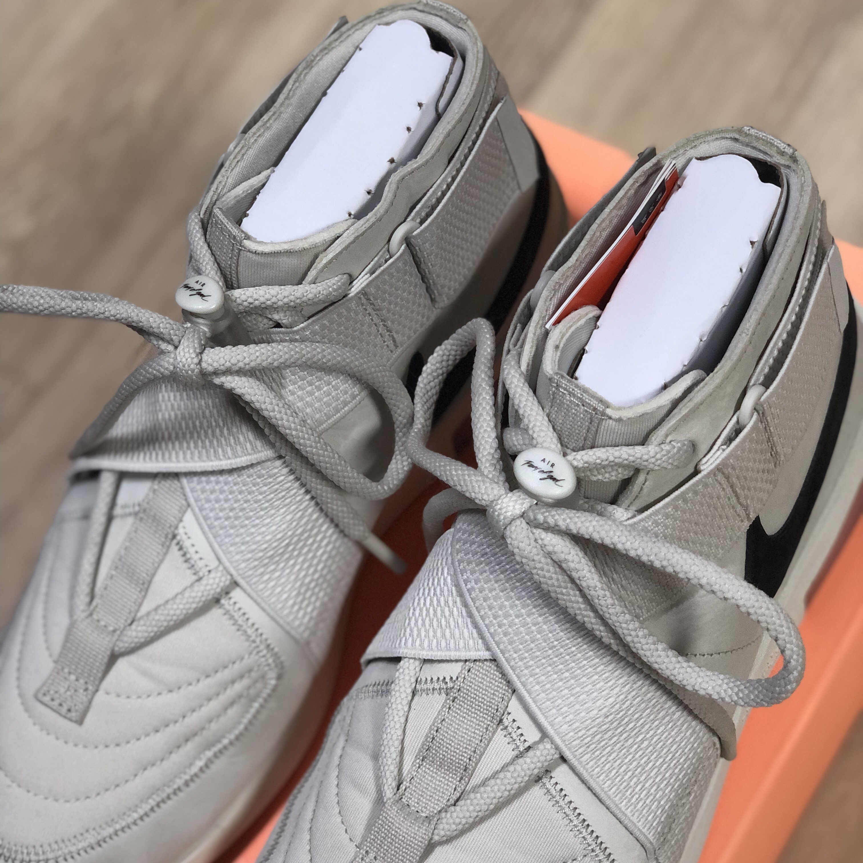 Nike x Fear of God Air Fear of God Raid Light Bone 착용 스타일 - 3