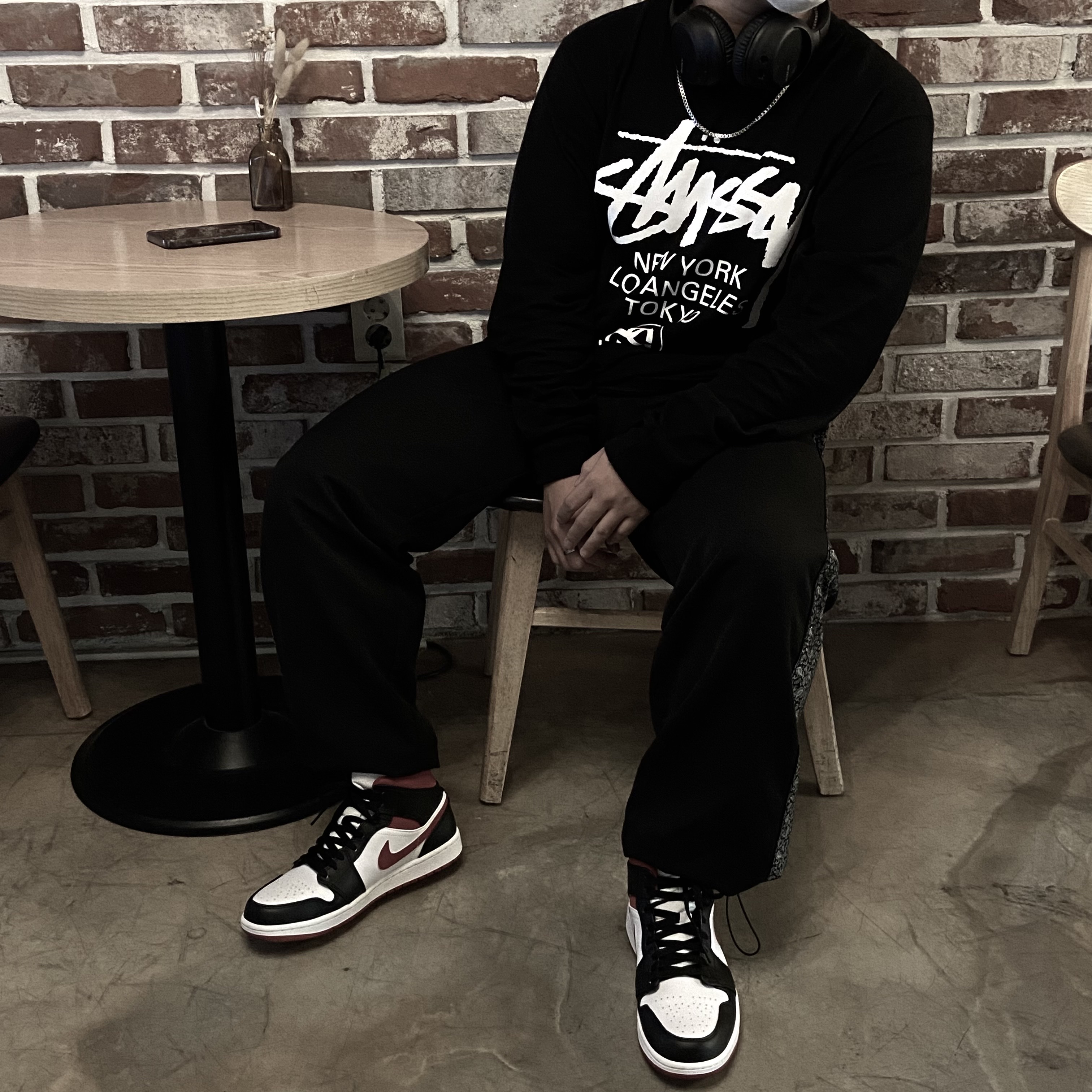 Jordan 1 Mid Gym Red Black White, Stussy World Tour LS T-Shirt Black 착용 스타일