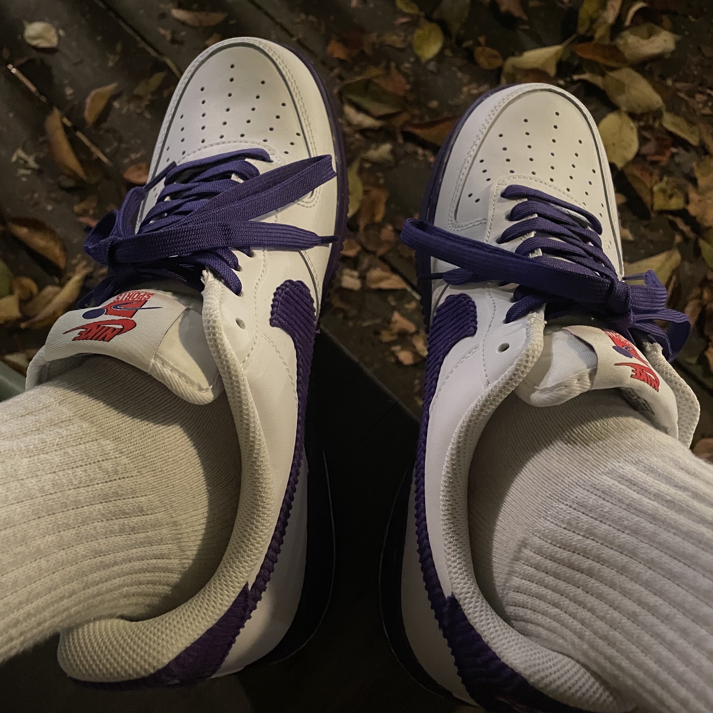 Nike Air Force 1 '07 LV8 EMB White and Court Purple 착용 스타일 - 2