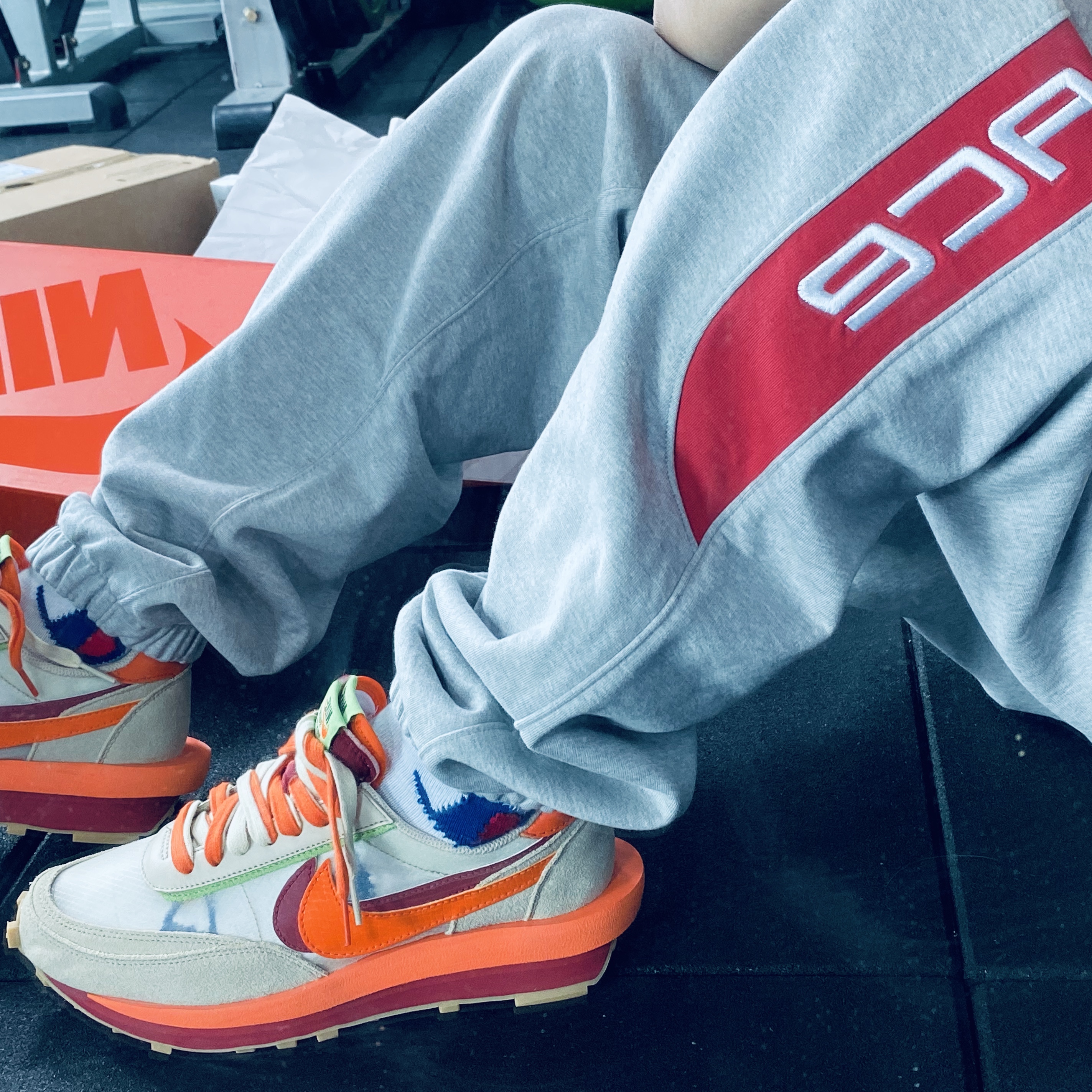 Palace Shell Out Joggers Grey - 21SS, Nike x Sacai x Clot LDWaffle Orange Blaze 착용 스타일 - 1