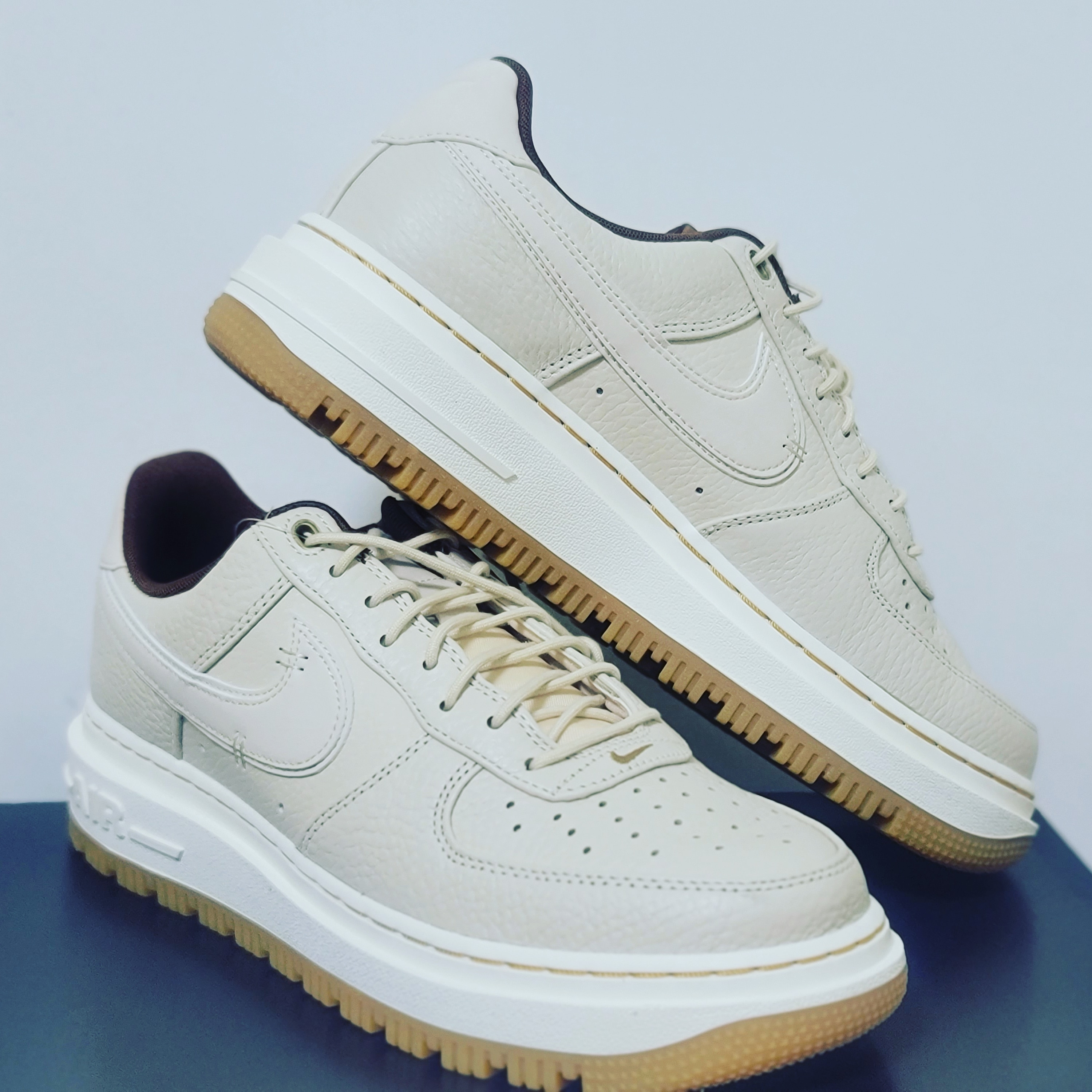 Nike Air Force 1 Luxe Pearl White 착용 스타일