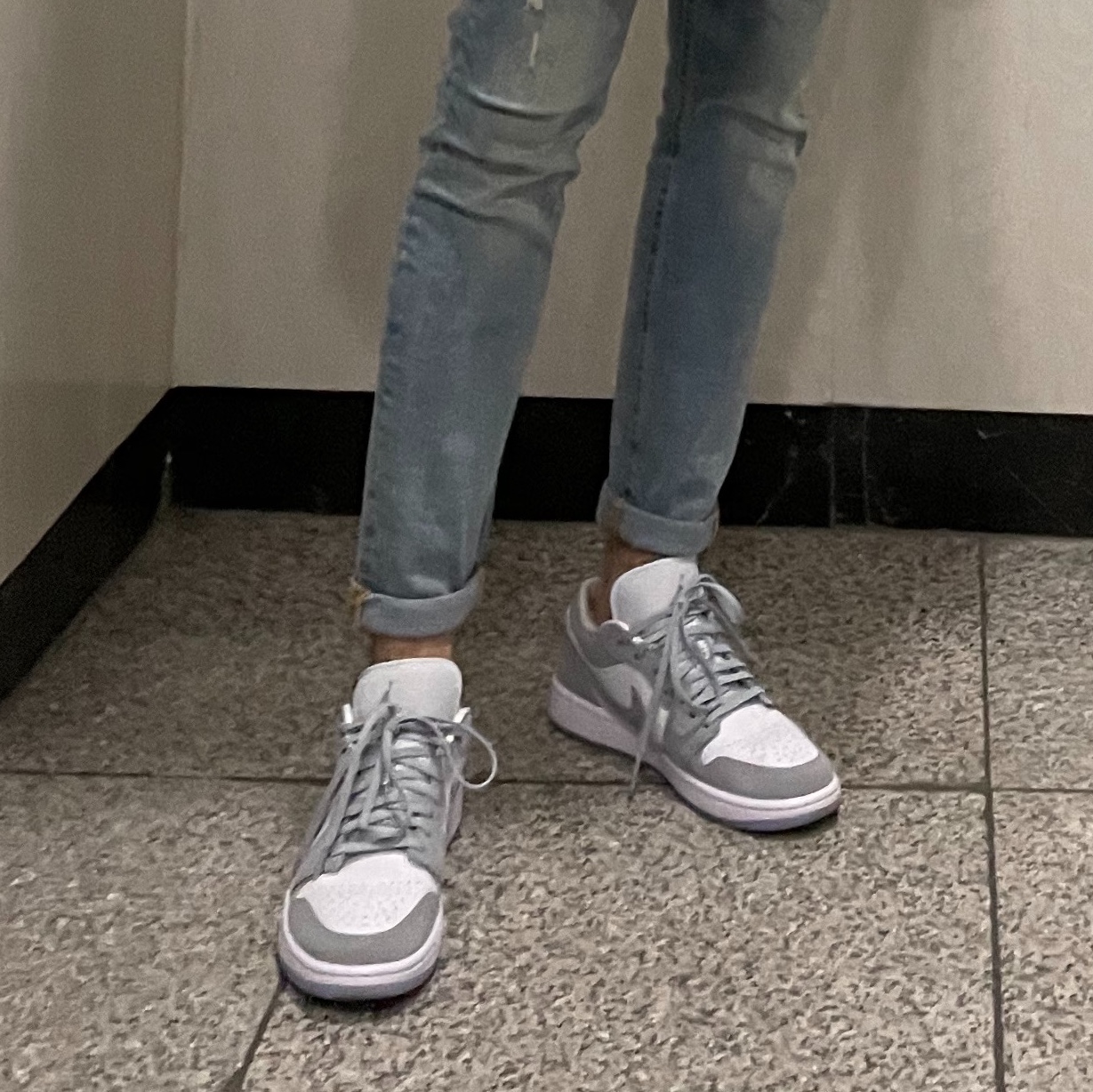 (W) Jordan 1 Low White Wolf Grey 착용 스타일 - 3