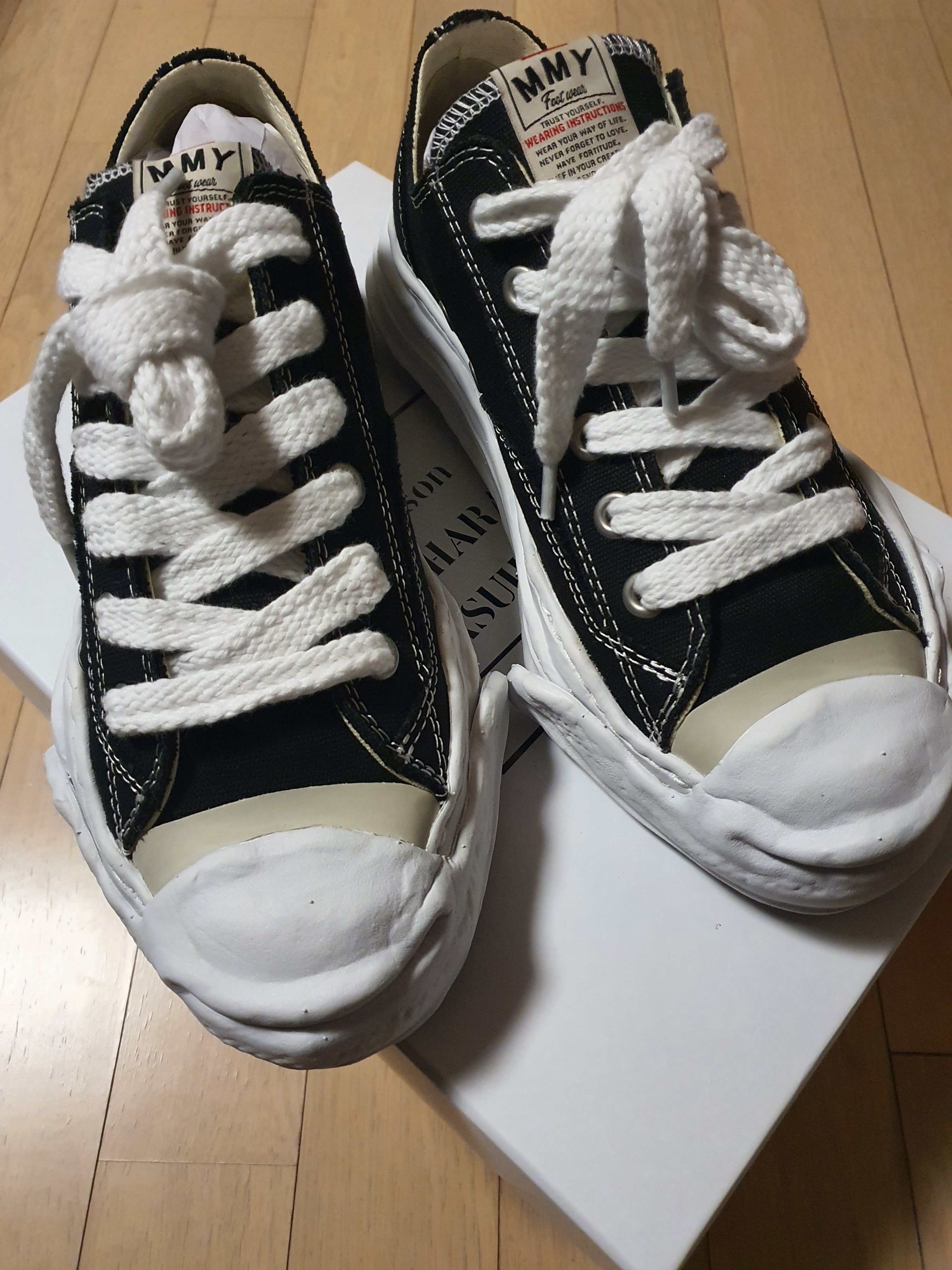 Maison Mihara Yasuhiro Hank OG Sole Canvas Low-top Sneakers Black 착용 스타일