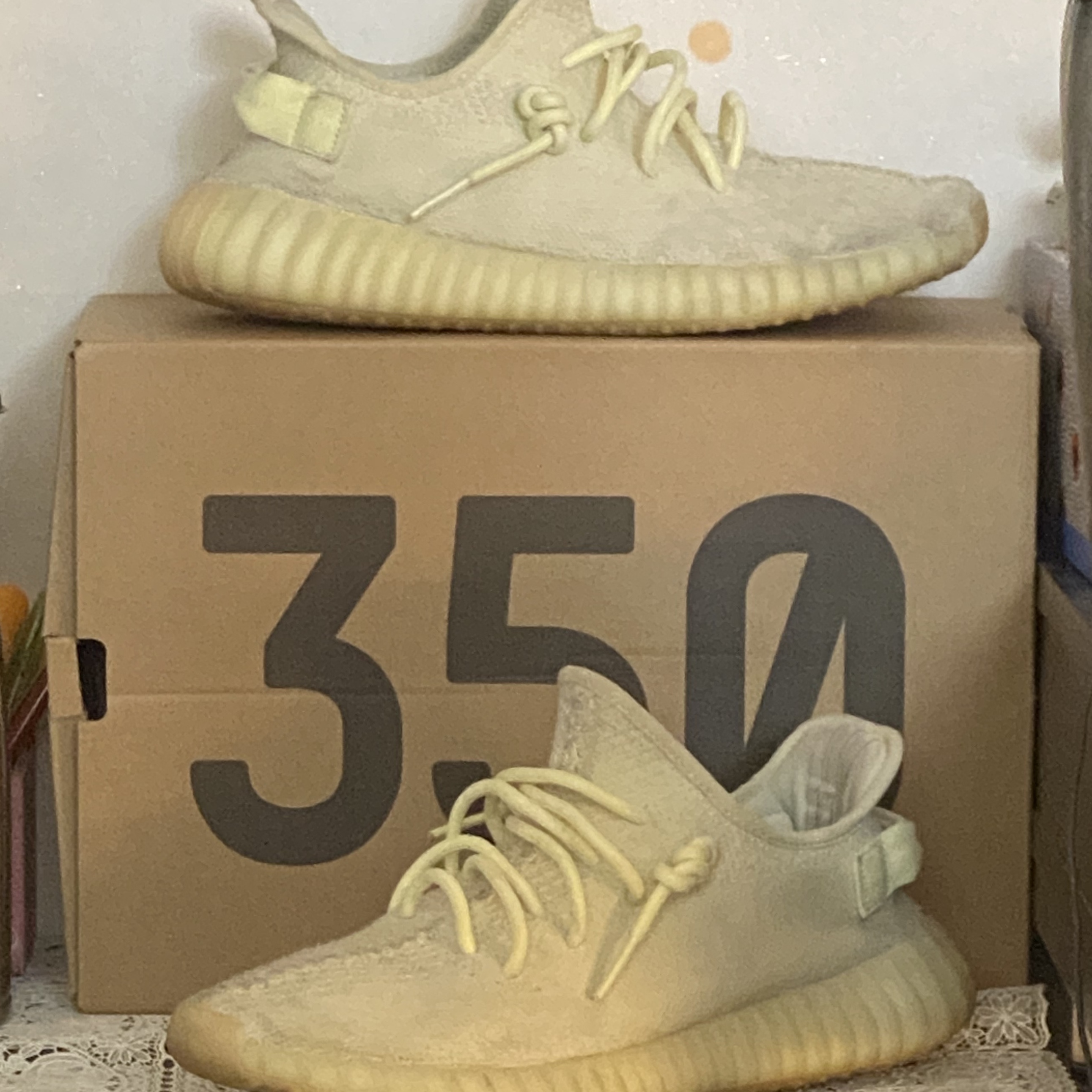 Adidas Yeezy Boost 350 V2 Butter 착용 스타일
