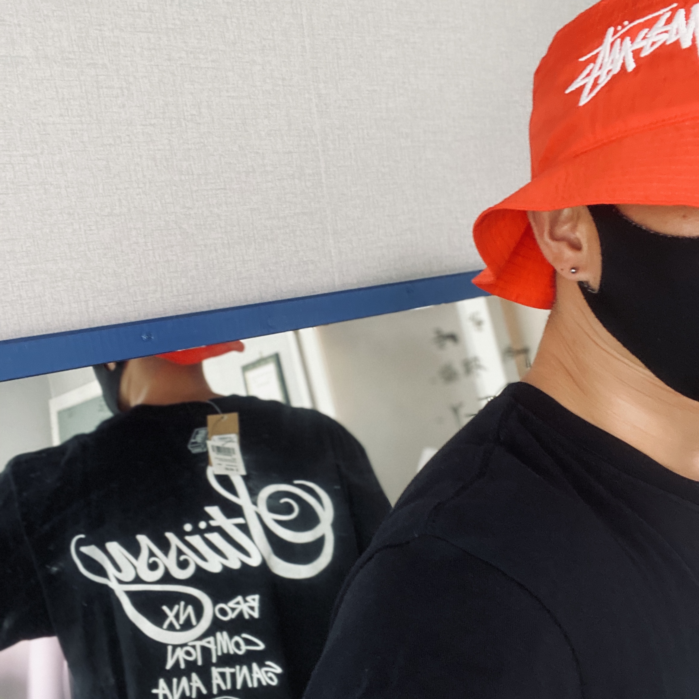 Stussy DSM World Tour T-Shirt Black, Nike x Stussy Bucket Hat Habanero Red 착용 스타일 - 1