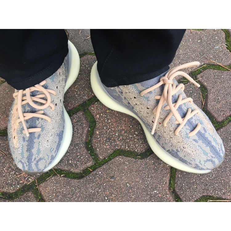Adidas Yeezy Boost 380 Mist - Non-Reflective 착용 스타일 - 2