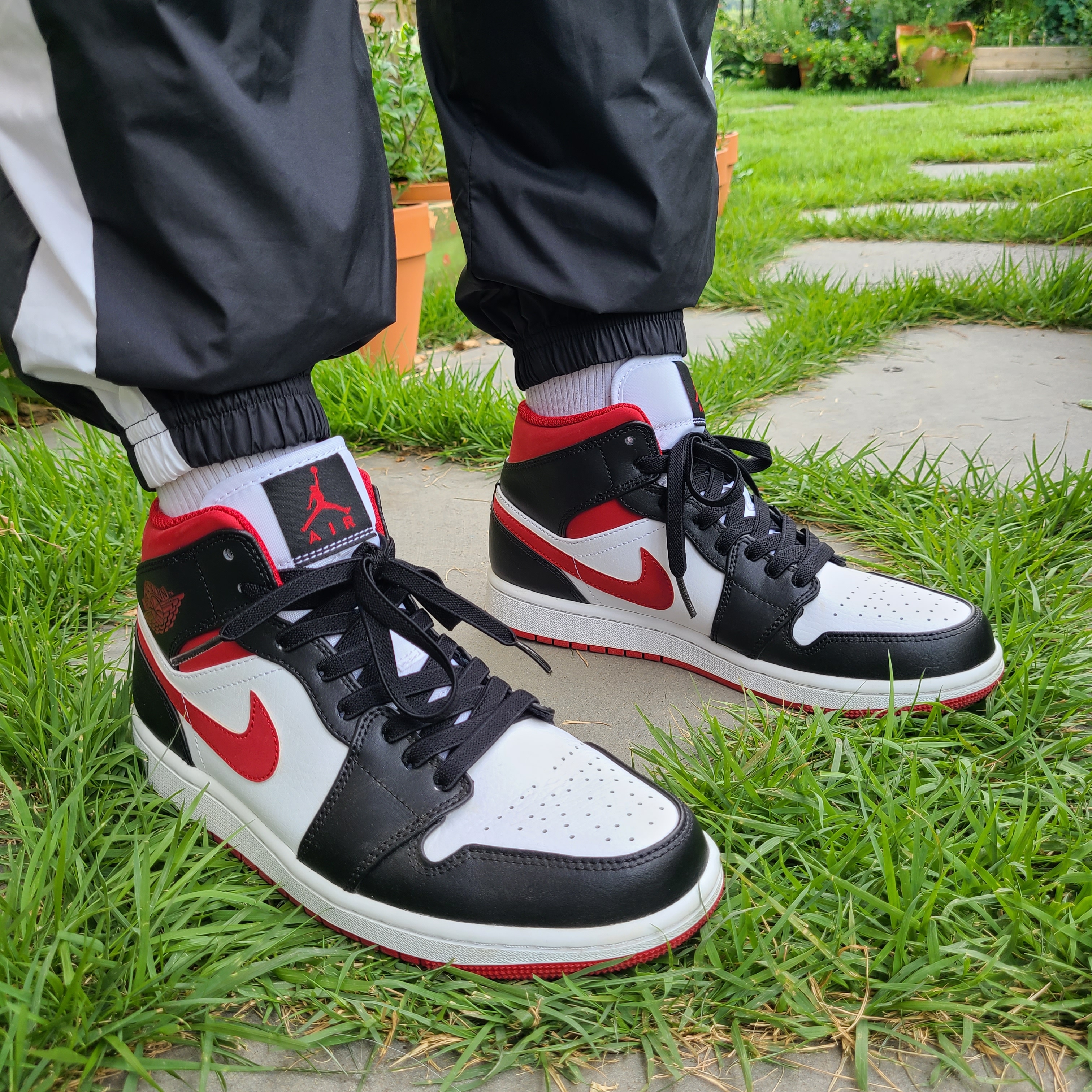 Jordan 1 Mid Gym Red Black White 착용 스타일
