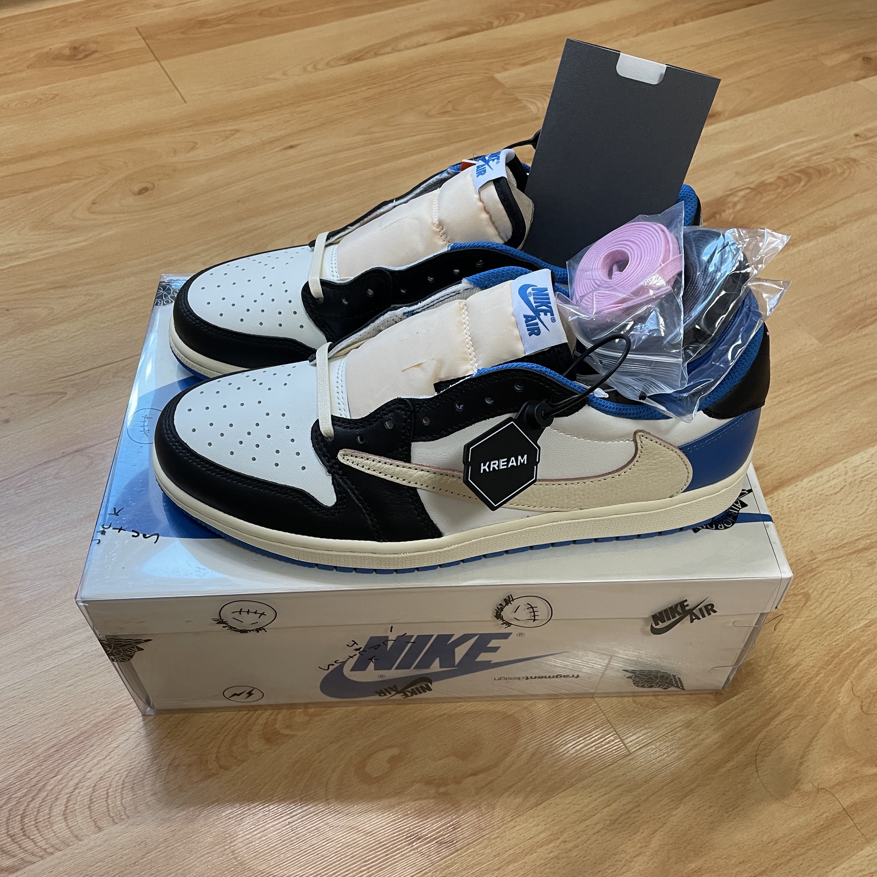 Jordan 1 x Travis Scott x Fragment Retro Low OG SP Military Blue 착용 스타일 - 2