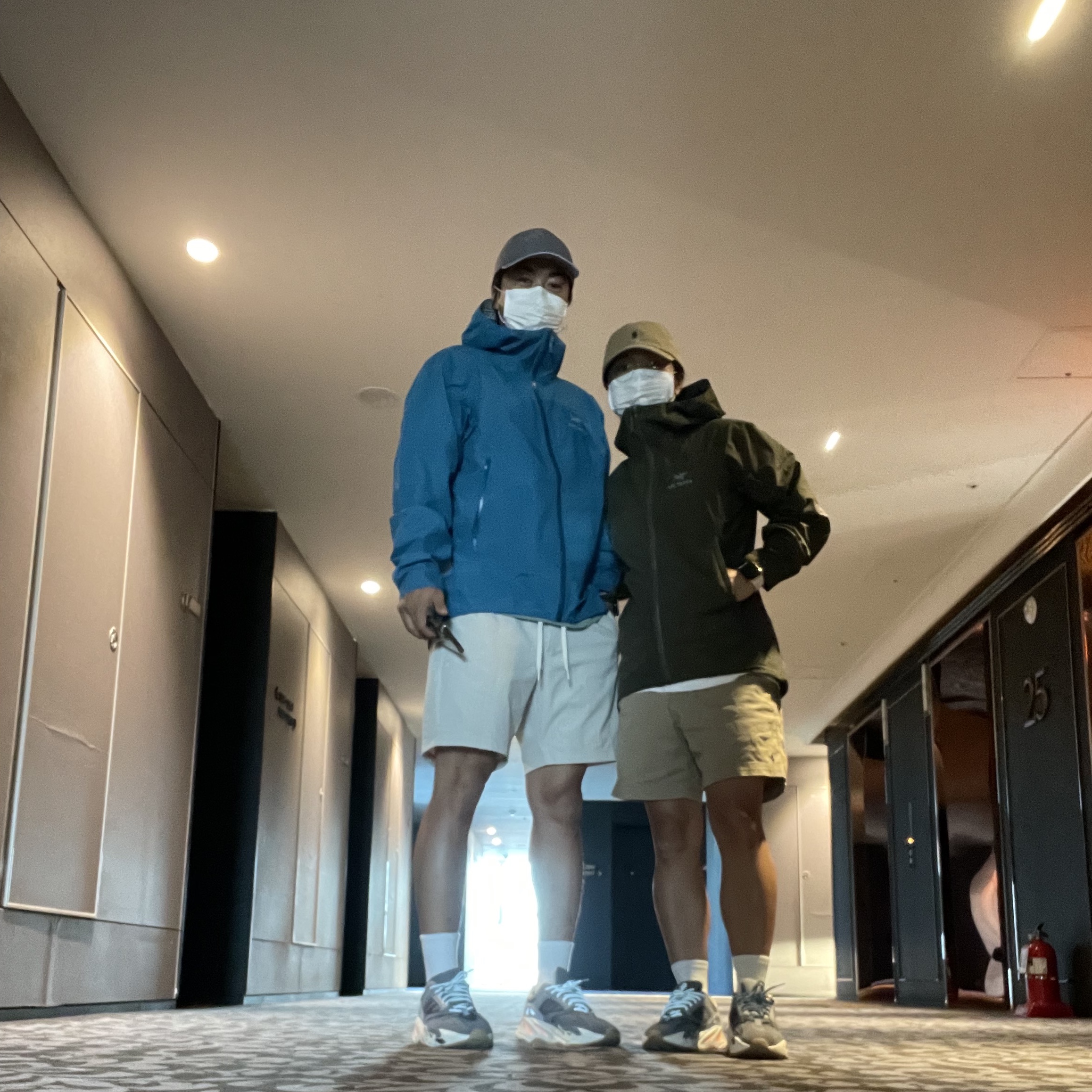 Adidas Yeezy Boost 700 Magnet 착용 스타일 - 2