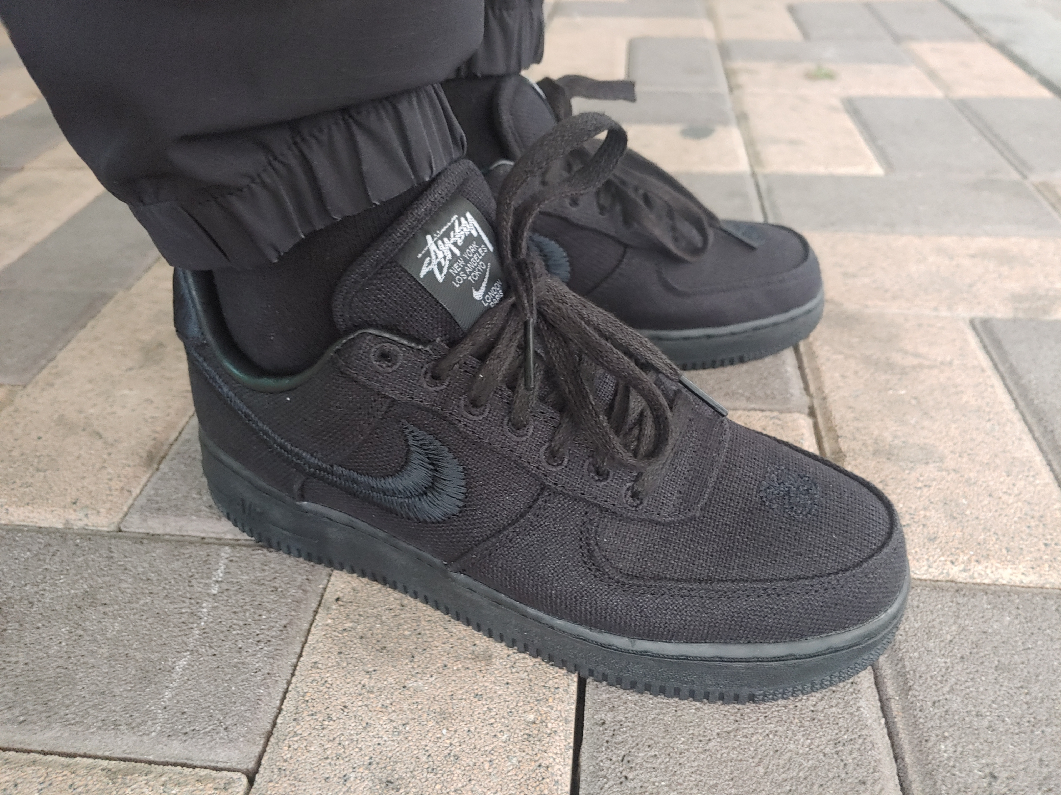 Nike x Stussy Air Force 1 Low Triple Black 착용 스타일 - 2