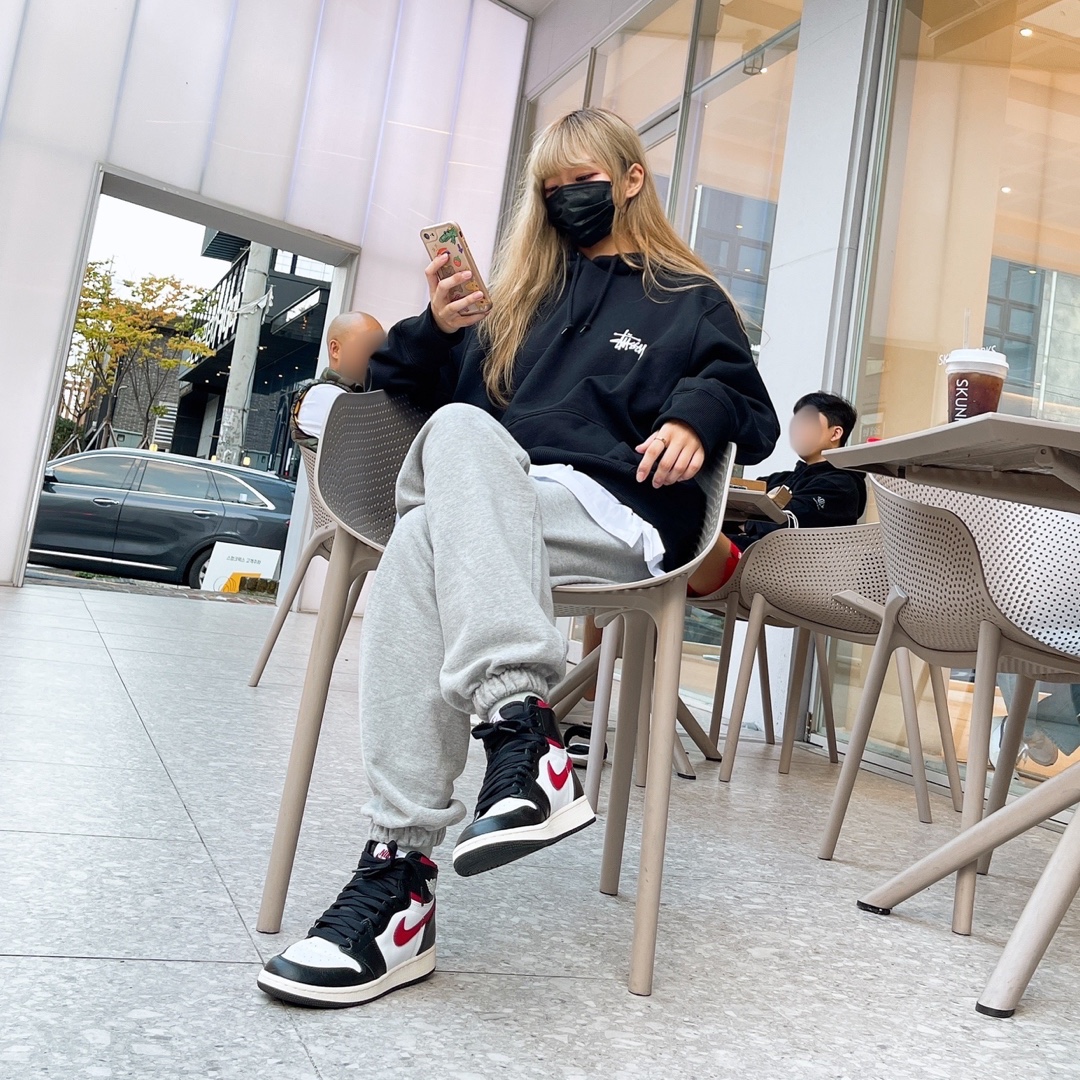 Jordan 1 Retro High OG Gym Red, Stussy Basic Stussy Hoodie Black 2021 착용 스타일 - 1
