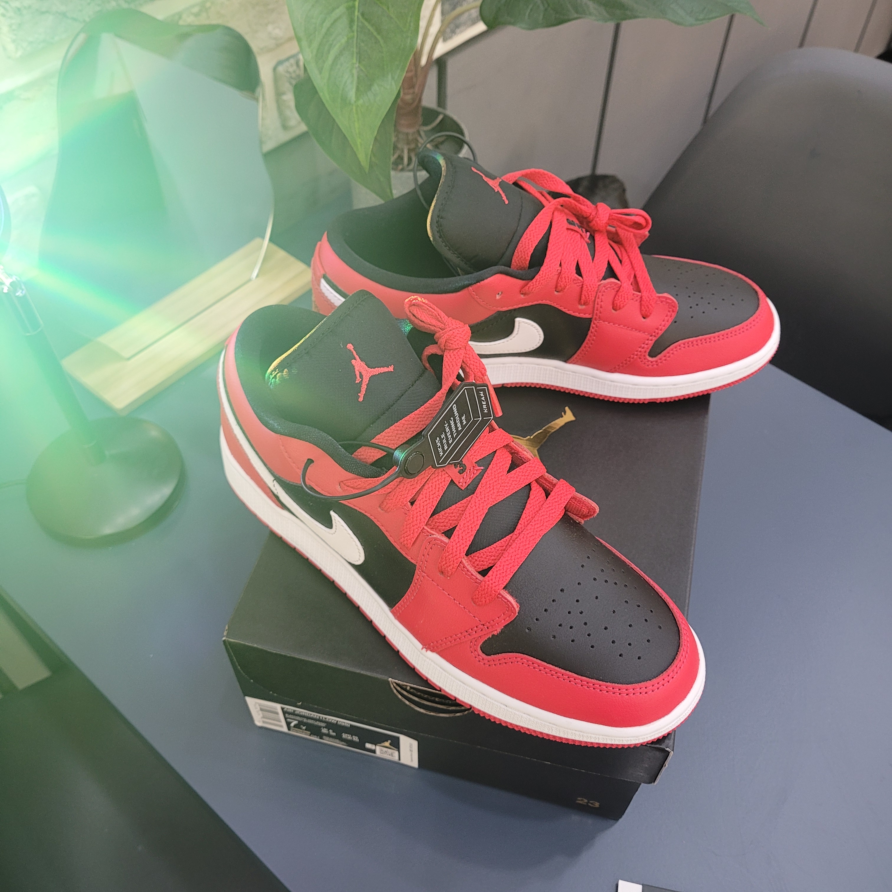 (GS) Jordan 1 Low Black Very Berry 착용 스타일 - 1