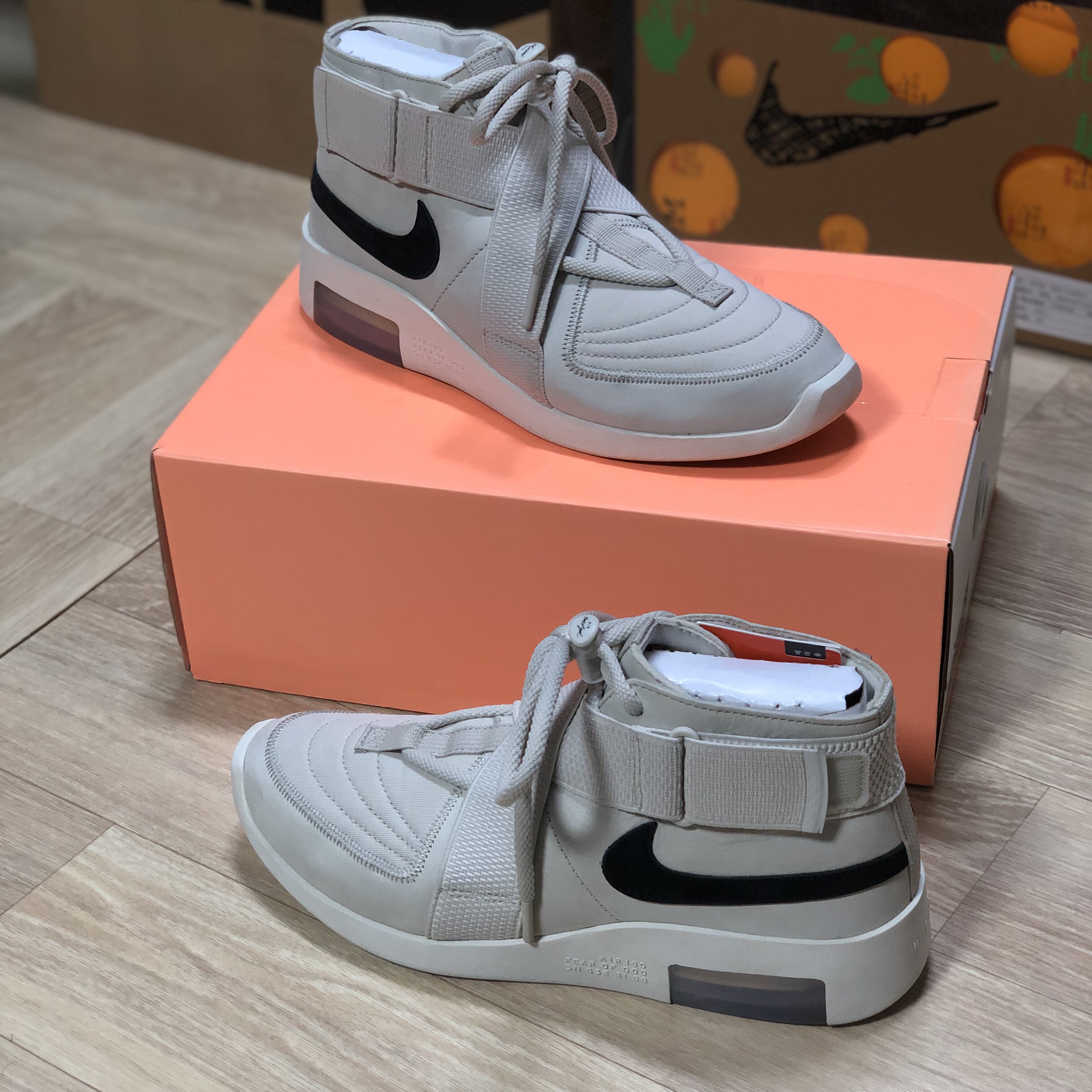 Nike x Fear of God Air Fear of God Raid Light Bone 착용 스타일 - 1