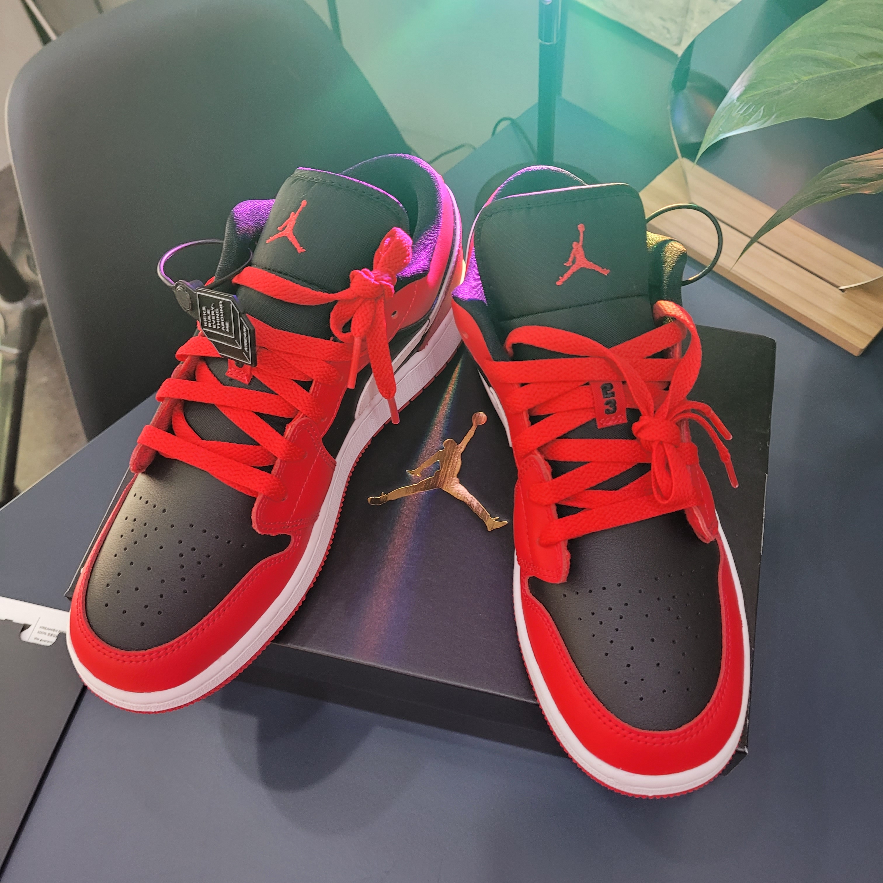 (GS) Jordan 1 Low Black Very Berry 착용 스타일 - 3