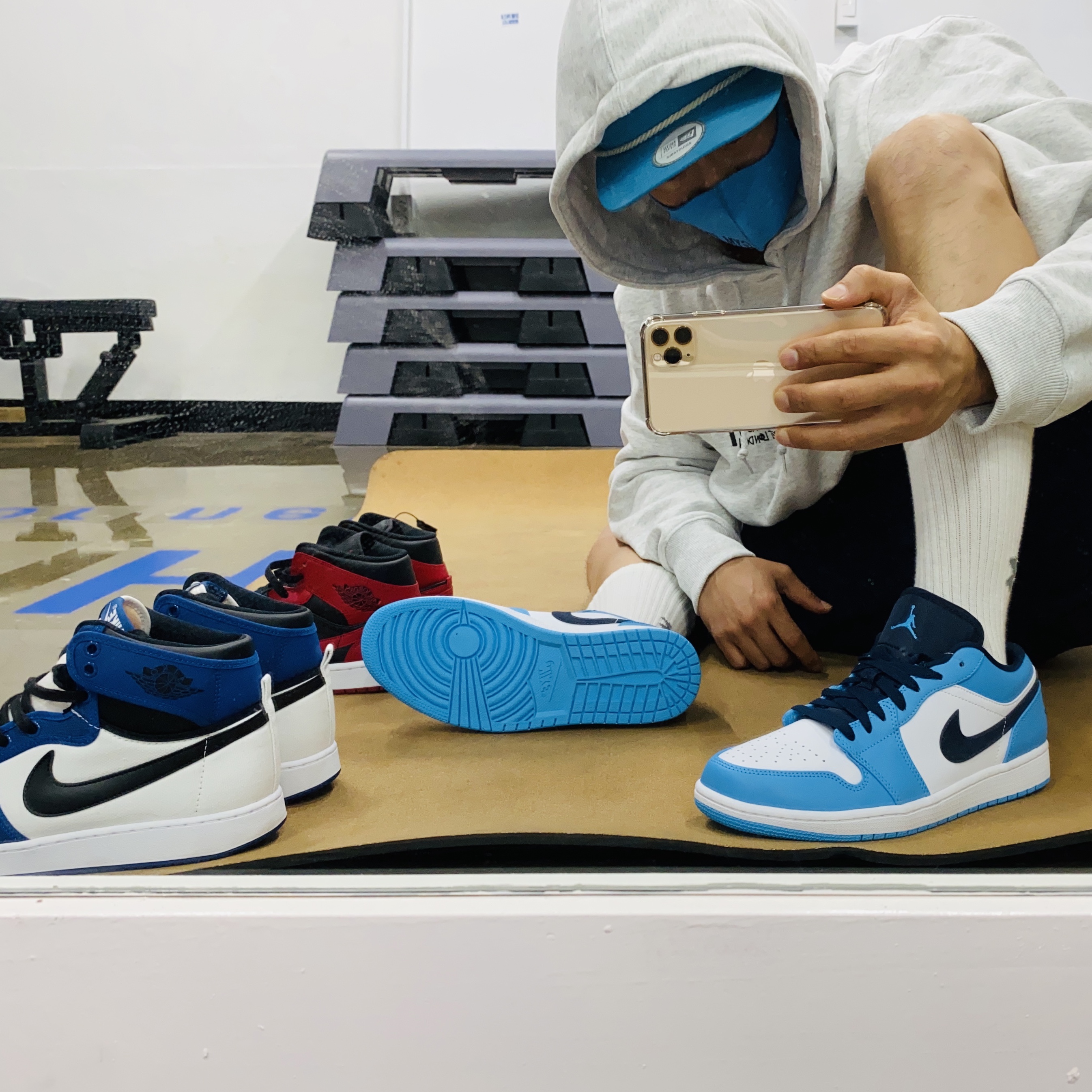 Stussy Stock DSM London Hoodie Ash Heather 2021, Jordan 1 Low Dark Powder Blue 착용 스타일 - 1