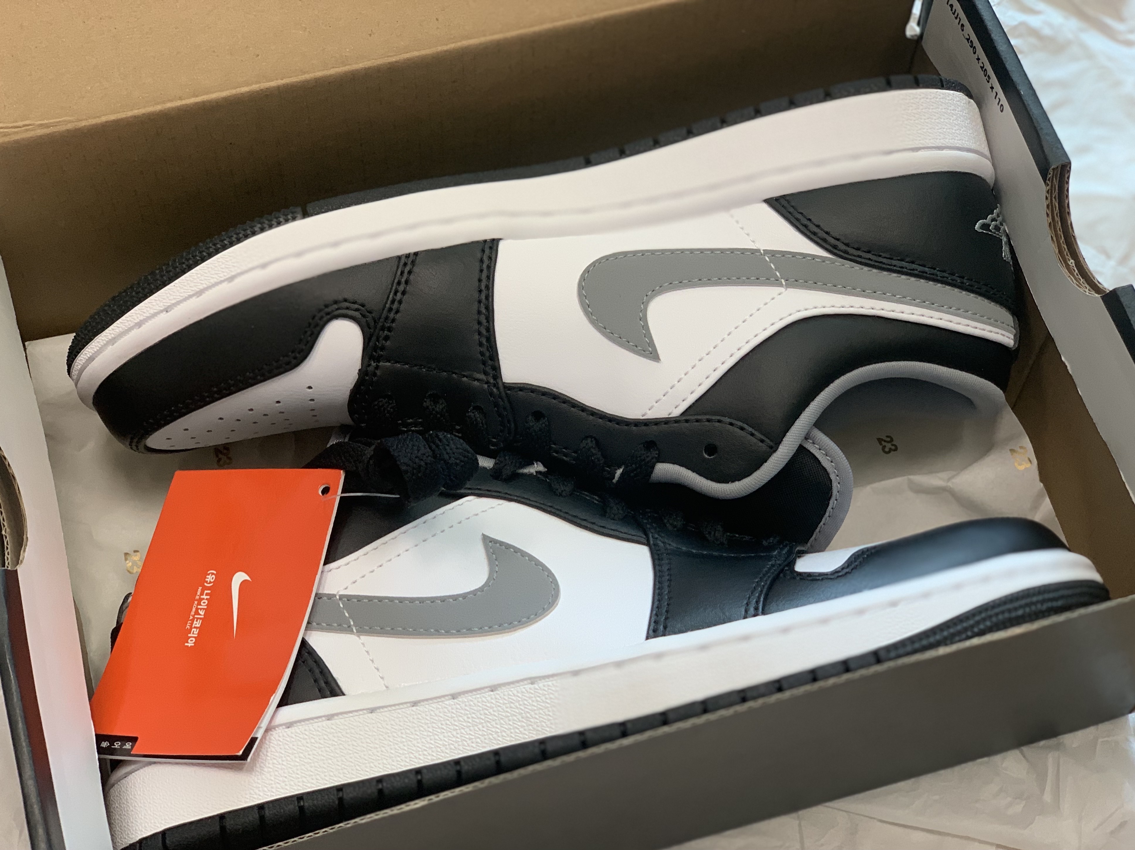 Jordan 1 Low Black Particle Grey 착용 스타일 - 2