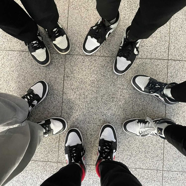 Jordan 1 Retro High OG Black Mocha, Jordan 1 Mid Gym Red Black White 착용 스타일 - 1