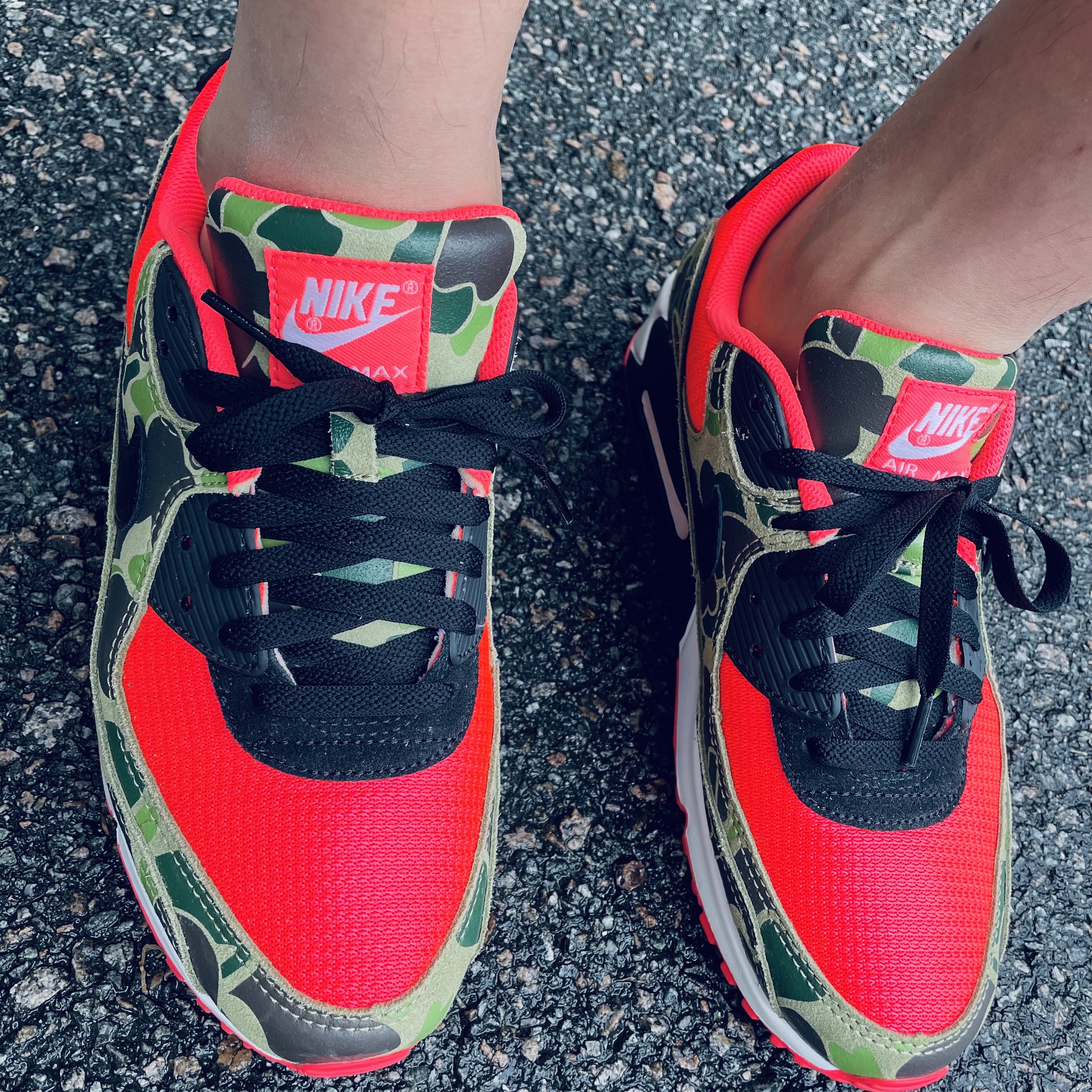 Nike Air Max 90 SP Dark Sage and Solar Red 착용 스타일 - 2