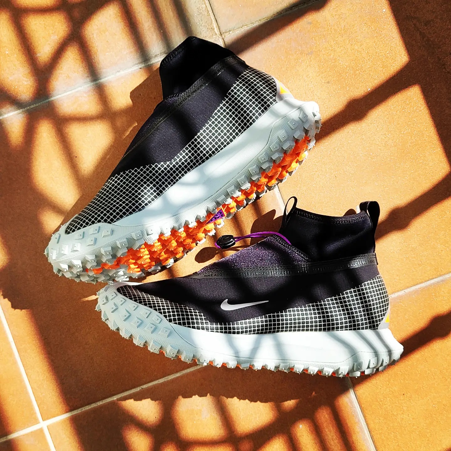 Nike ACG Mountain Fly Gore-Tex Metallic Silver 착용 스타일 - 1