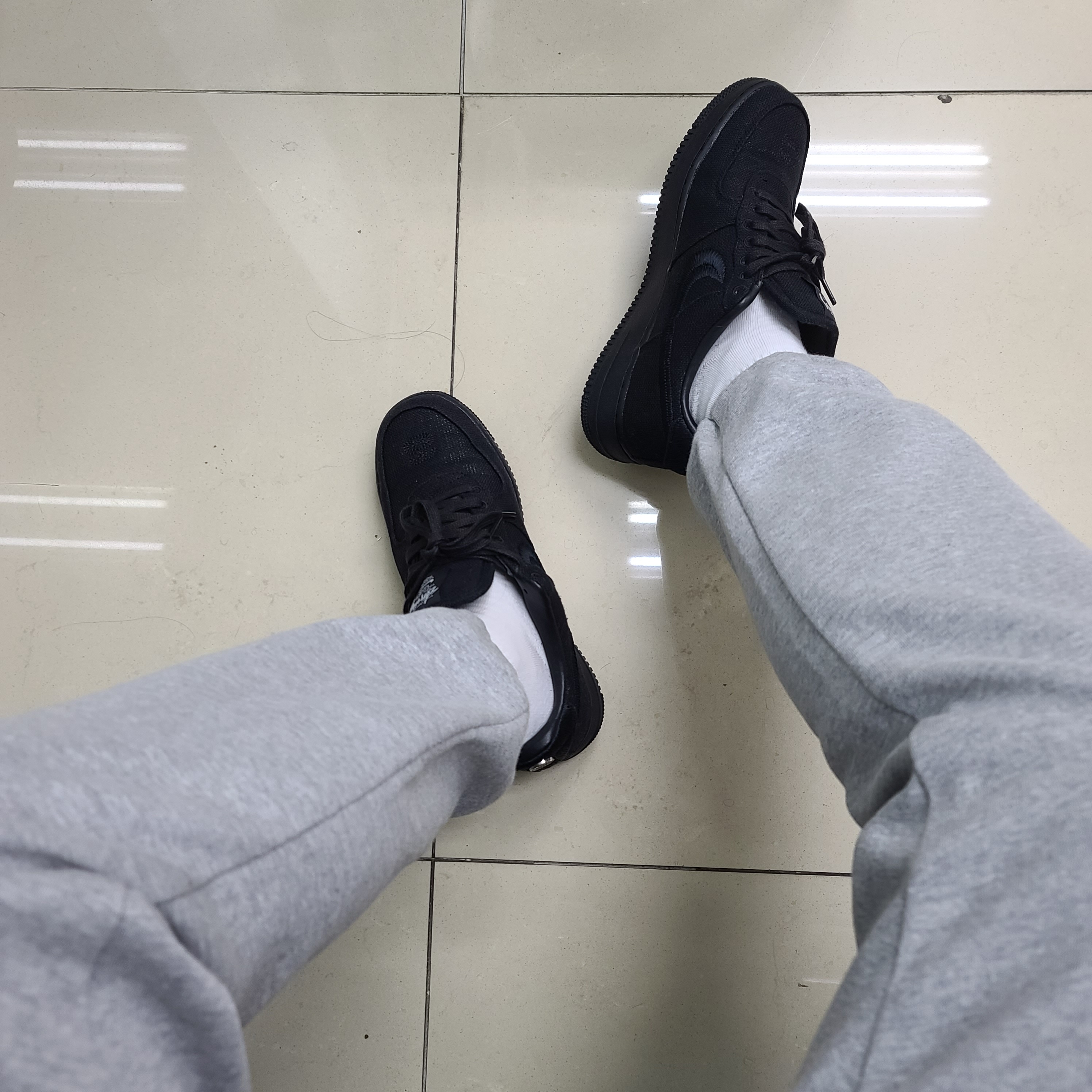 Nike x Stussy Air Force 1 Low Triple Black 착용 스타일
