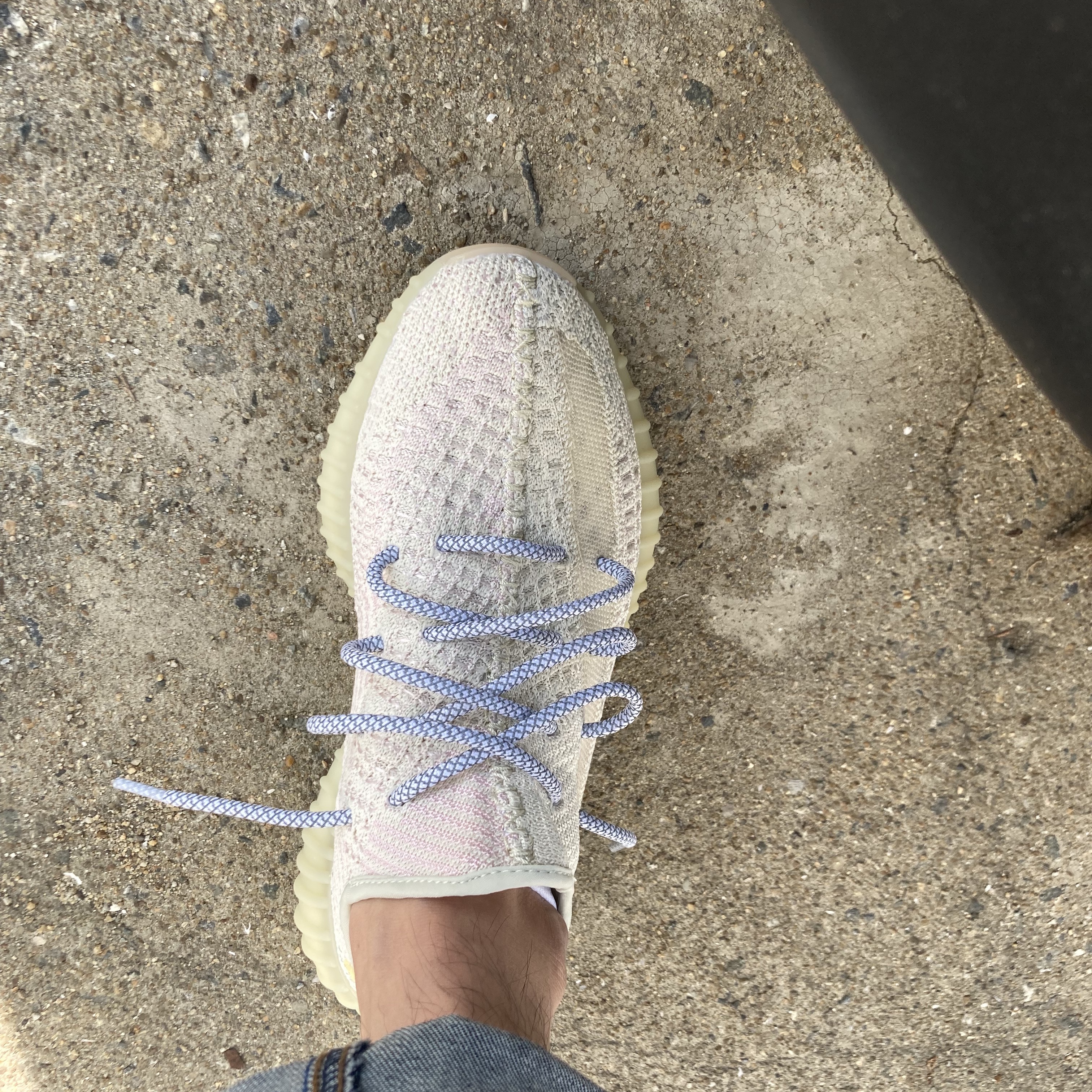 Adidas Yeezy Boost 350 V2 Light 착용 스타일 - 2