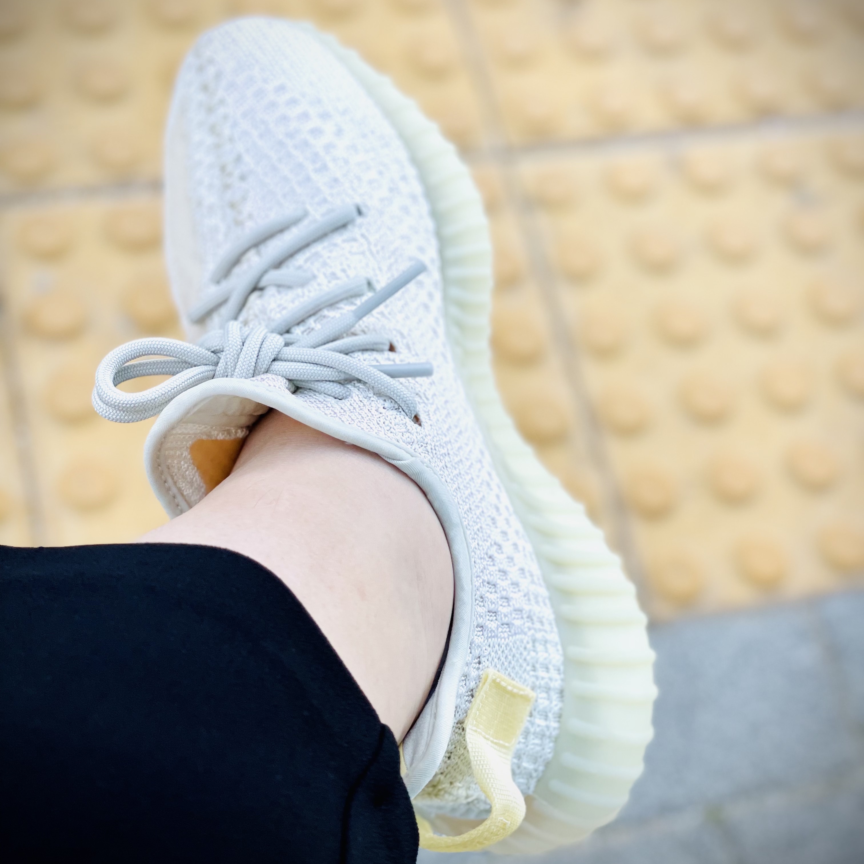Adidas Yeezy Boost 350 V2 Light 착용 스타일 - 4