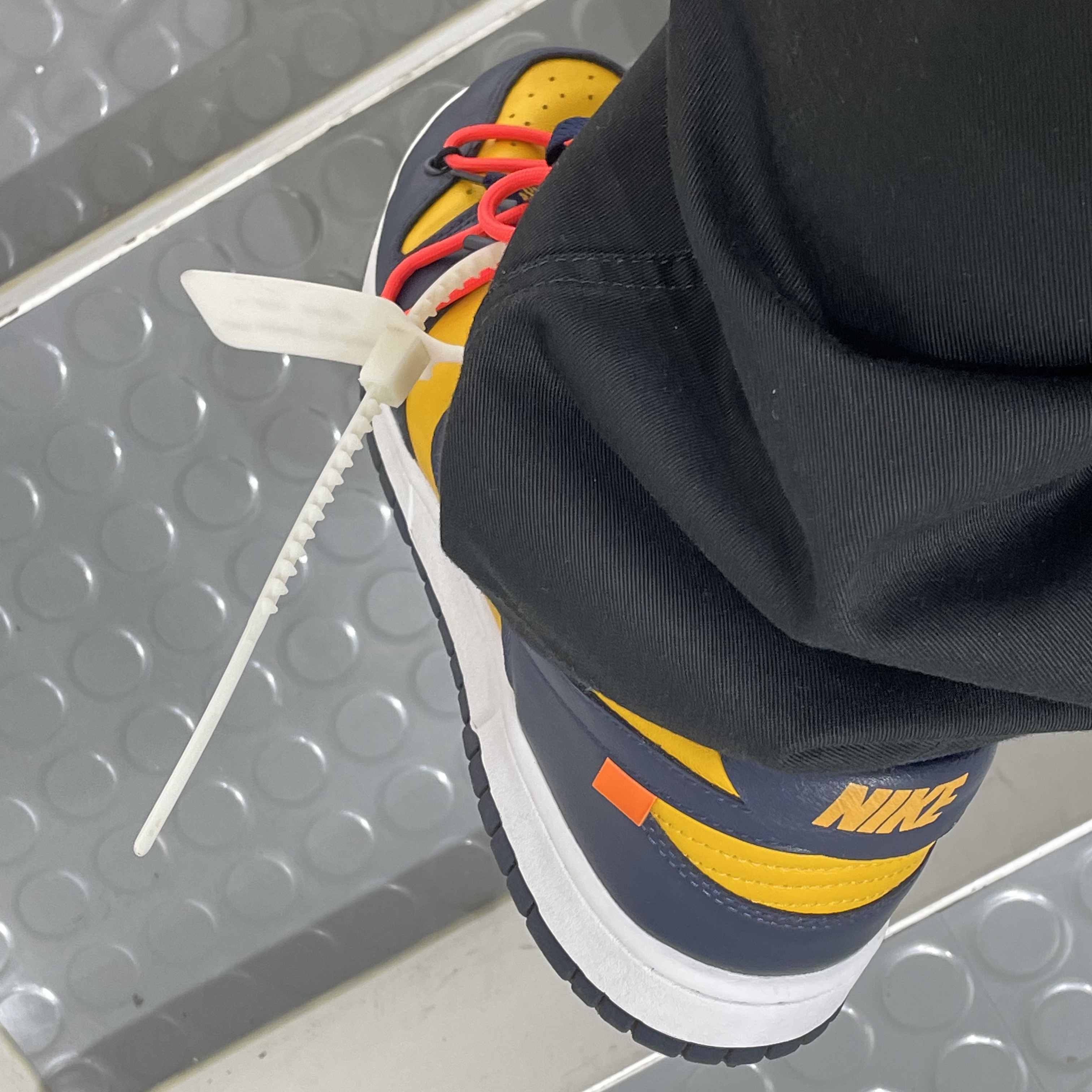 Nike x Off-White Dunk Low University Gold Midnight Navy 착용 스타일
