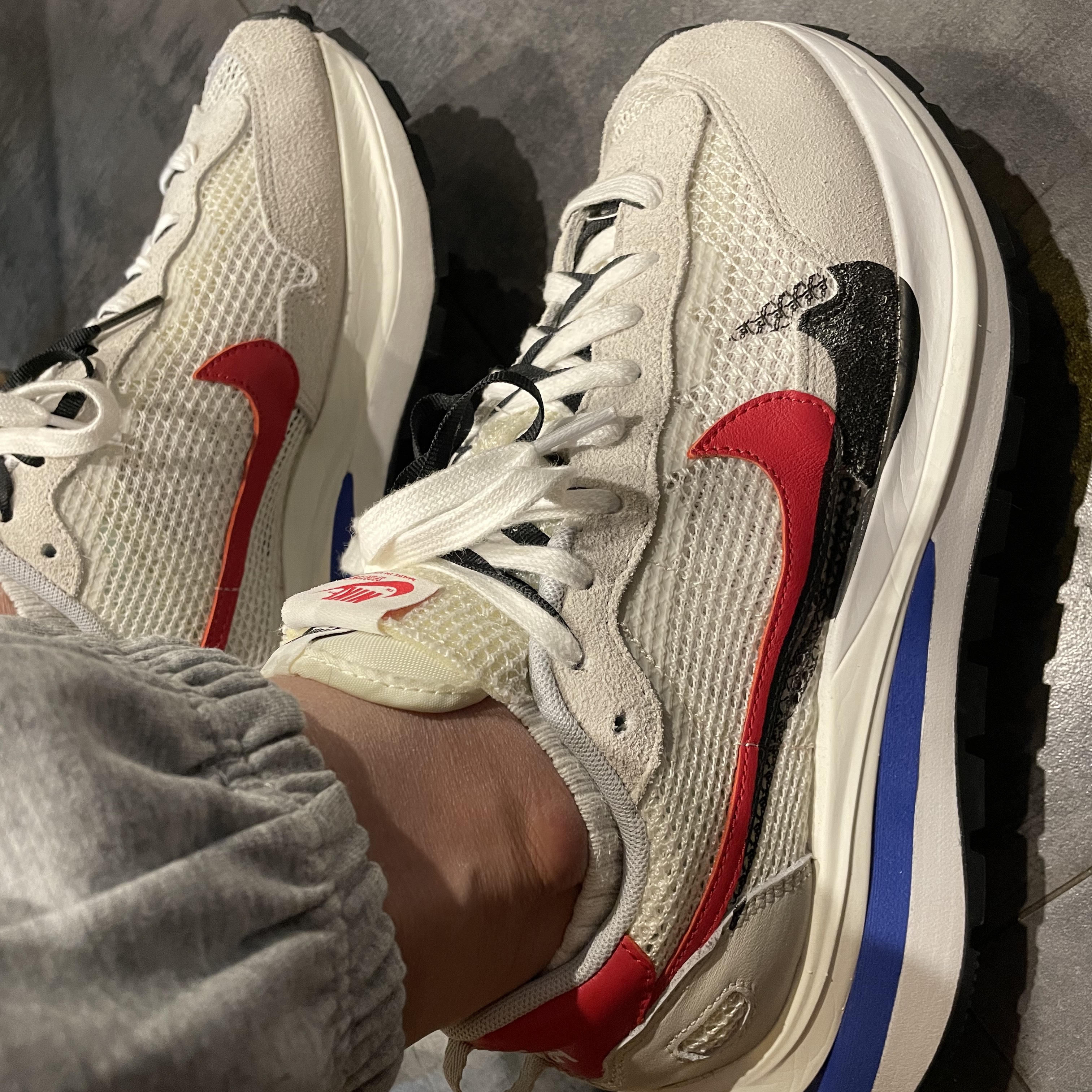 Nike x Sacai VaporWaffle Royal Fuchsia 착용 스타일 - 5
