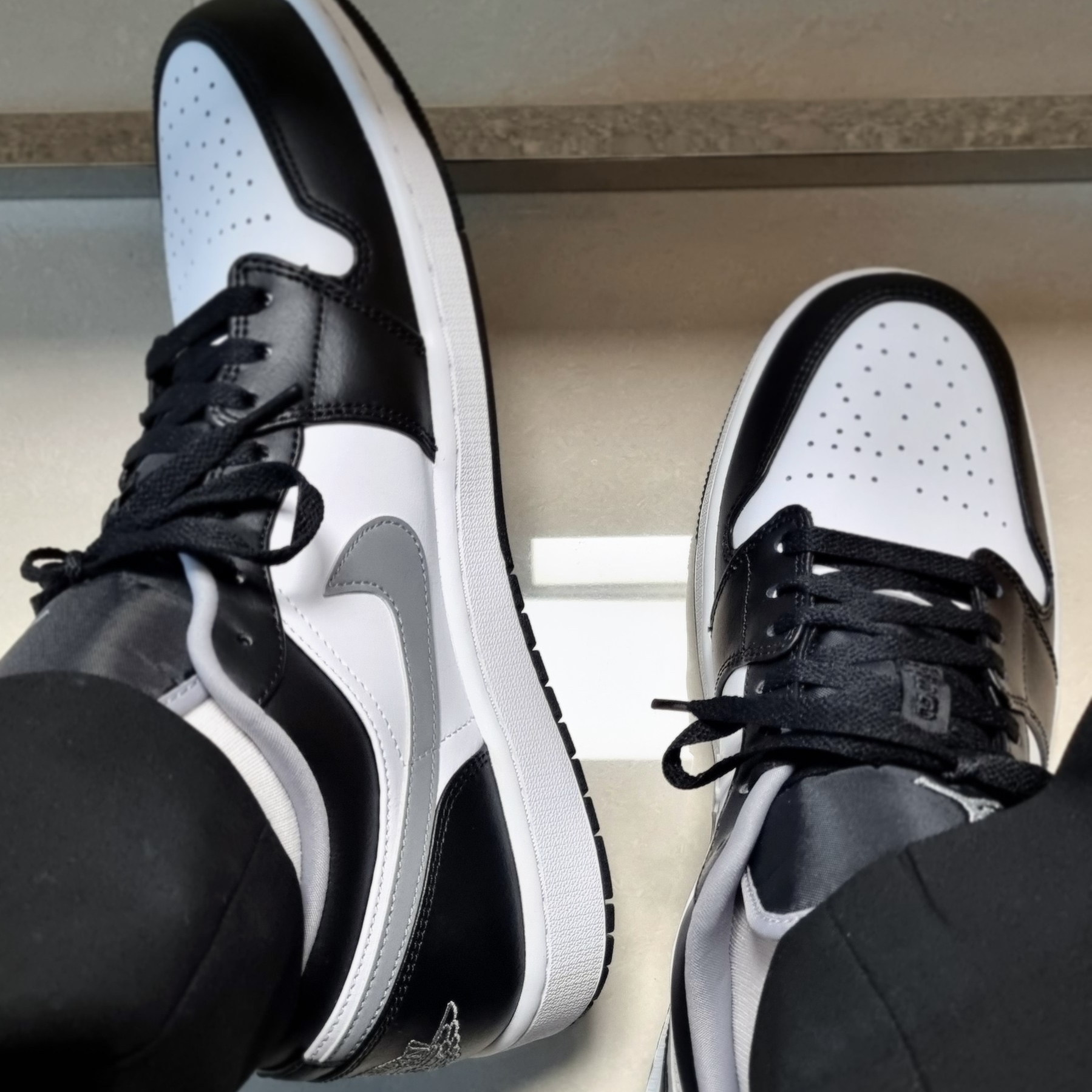 Jordan 1 Low Black Particle Grey 착용 스타일