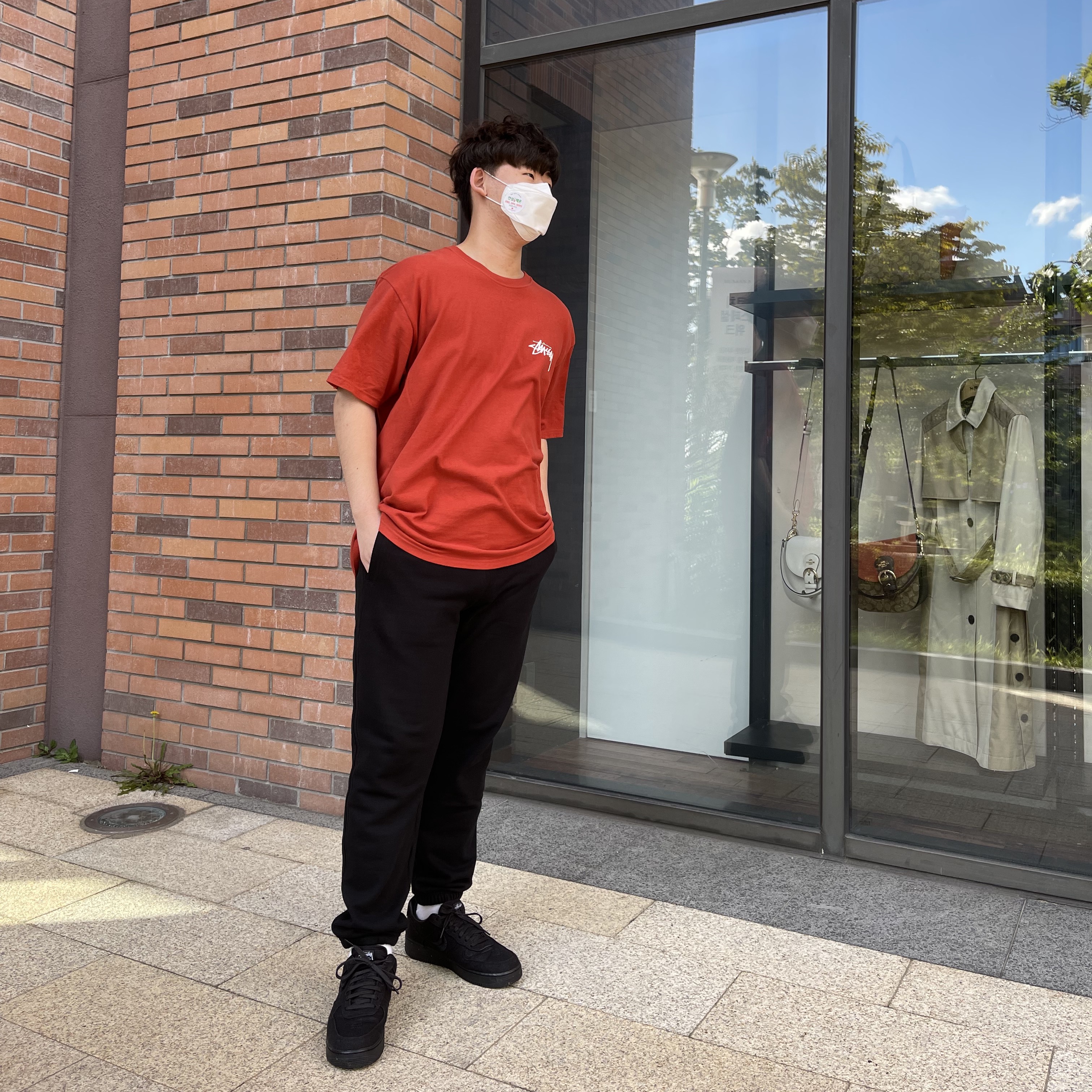 Stussy Higher State T-Shirt Brick, Nike x Stussy Air Force 1 Low Triple Black 착용 스타일