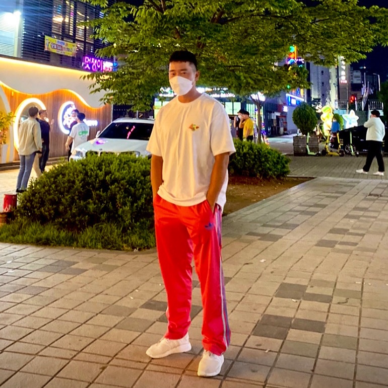 Adidas NMD R1 Triple White 착용 스타일