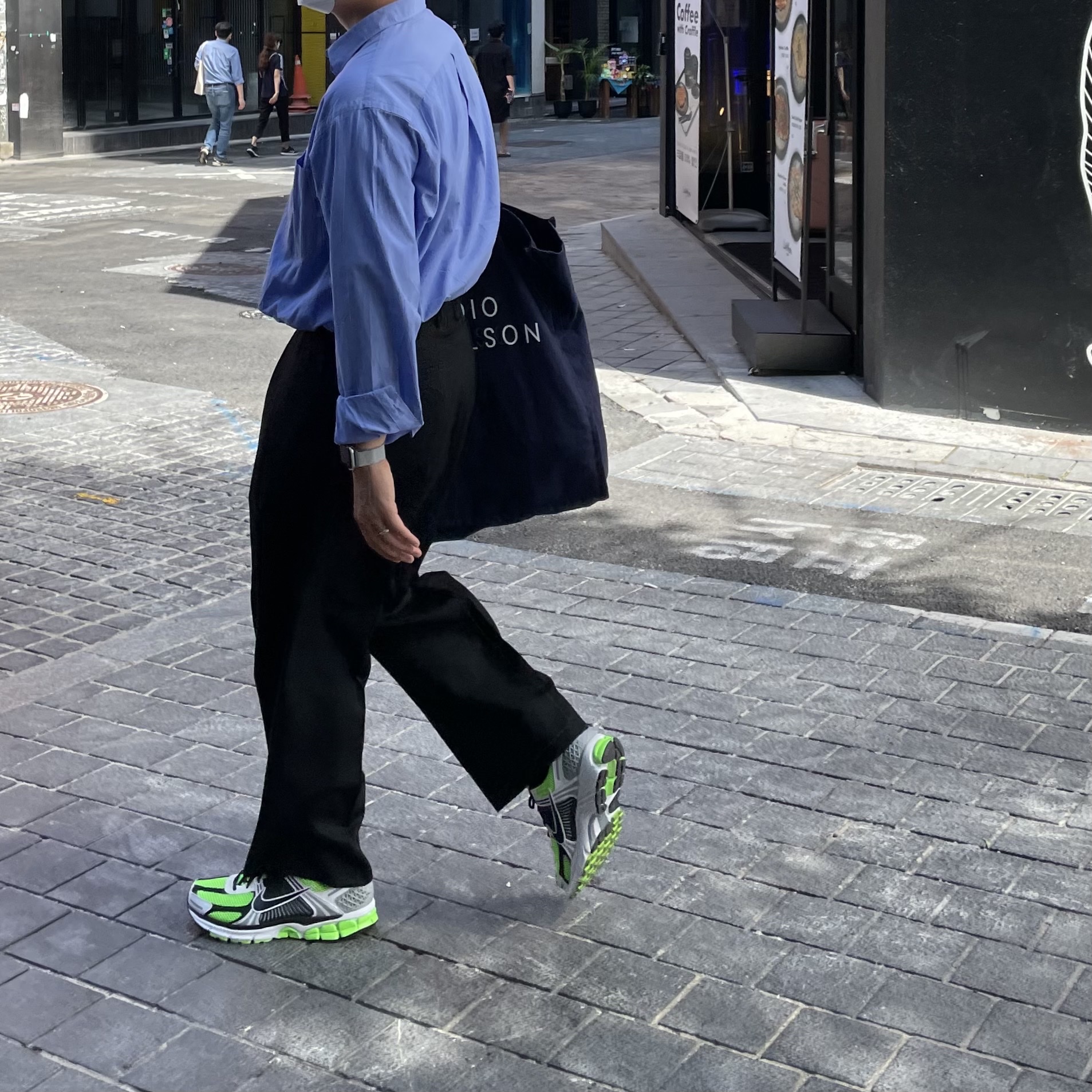 Nike Zoom Vomero 5 Electric Green Black 착용 스타일