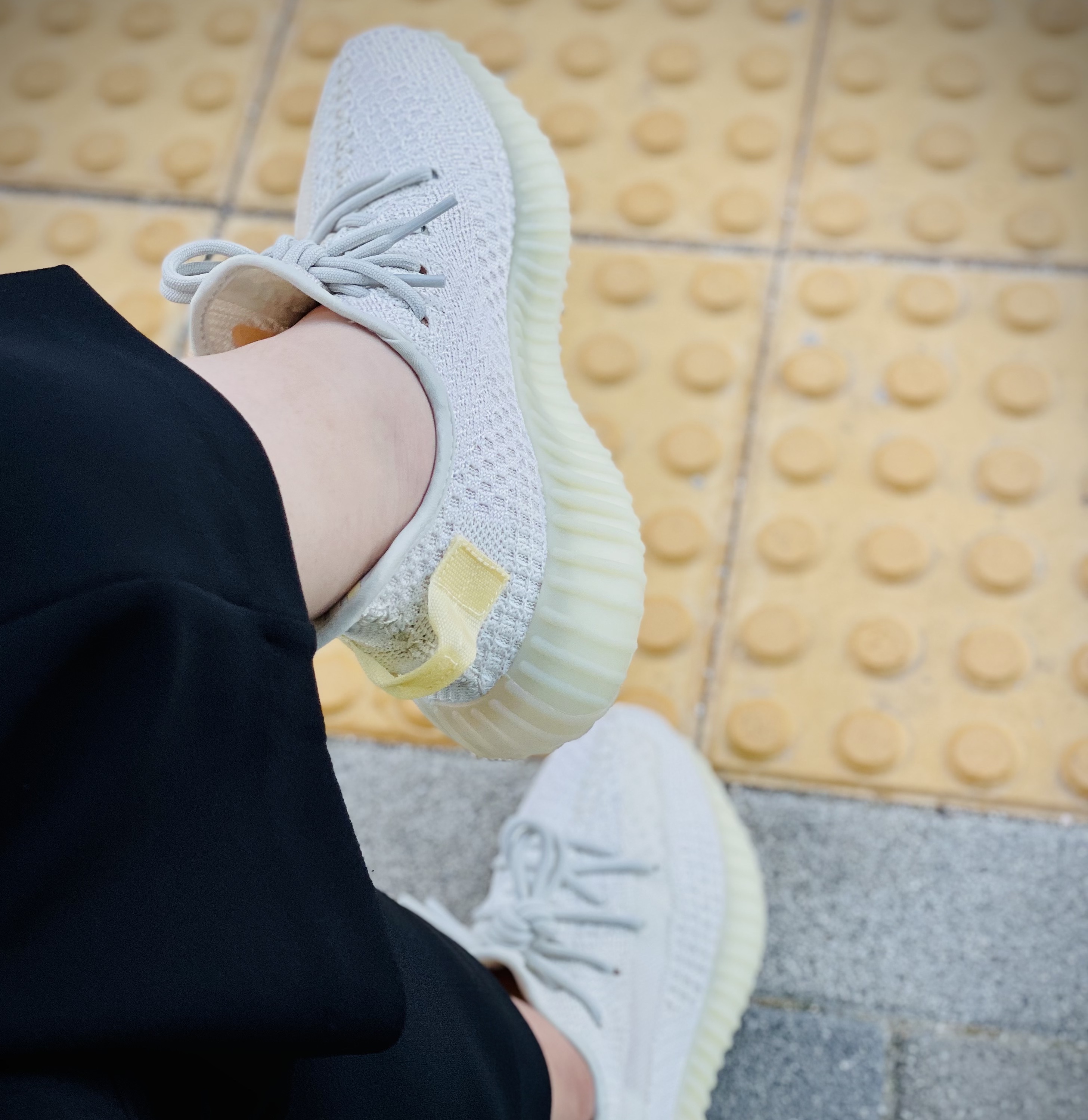 Adidas Yeezy Boost 350 V2 Light 착용 스타일 - 3