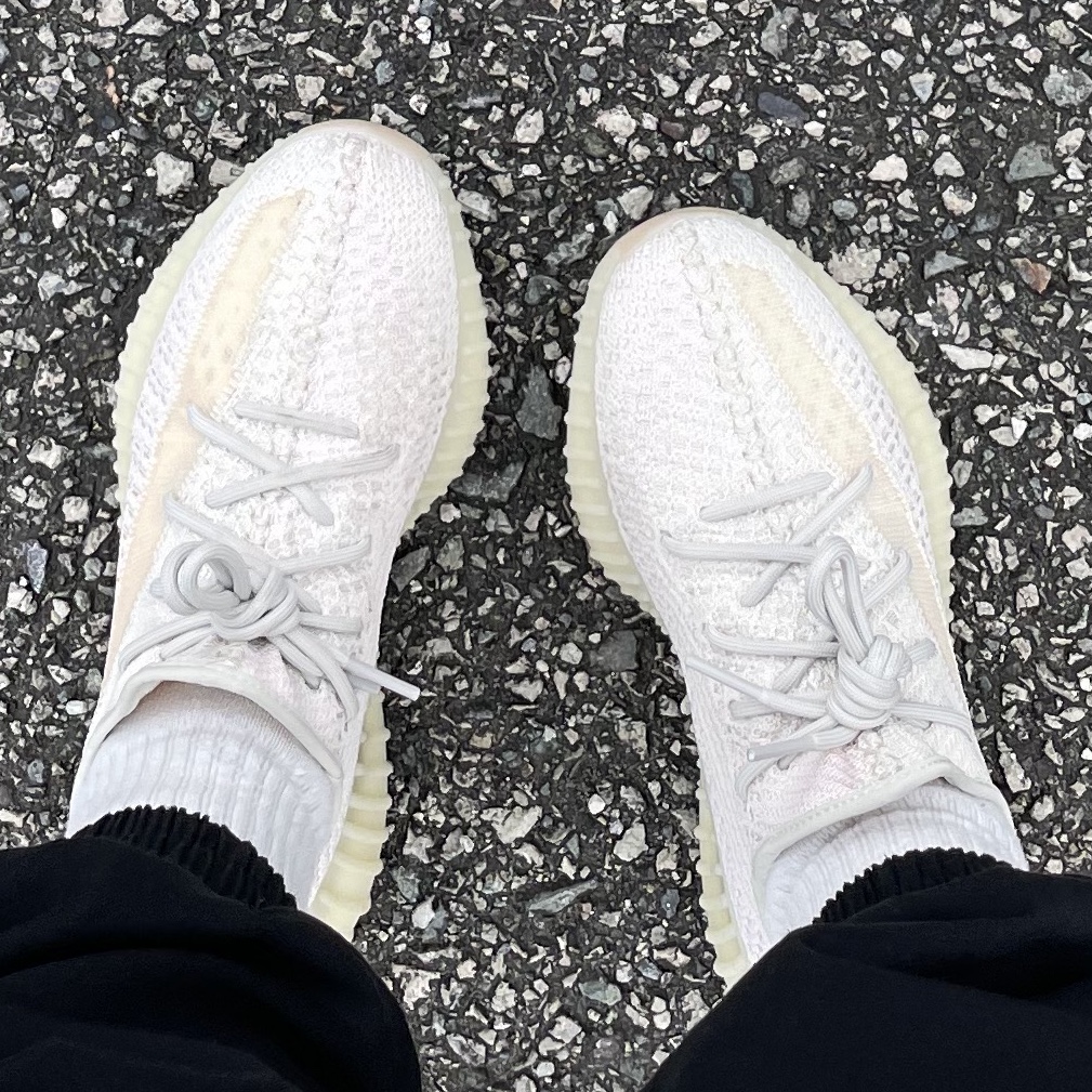 Adidas Yeezy Boost 350 V2 Light 착용 스타일 - 1