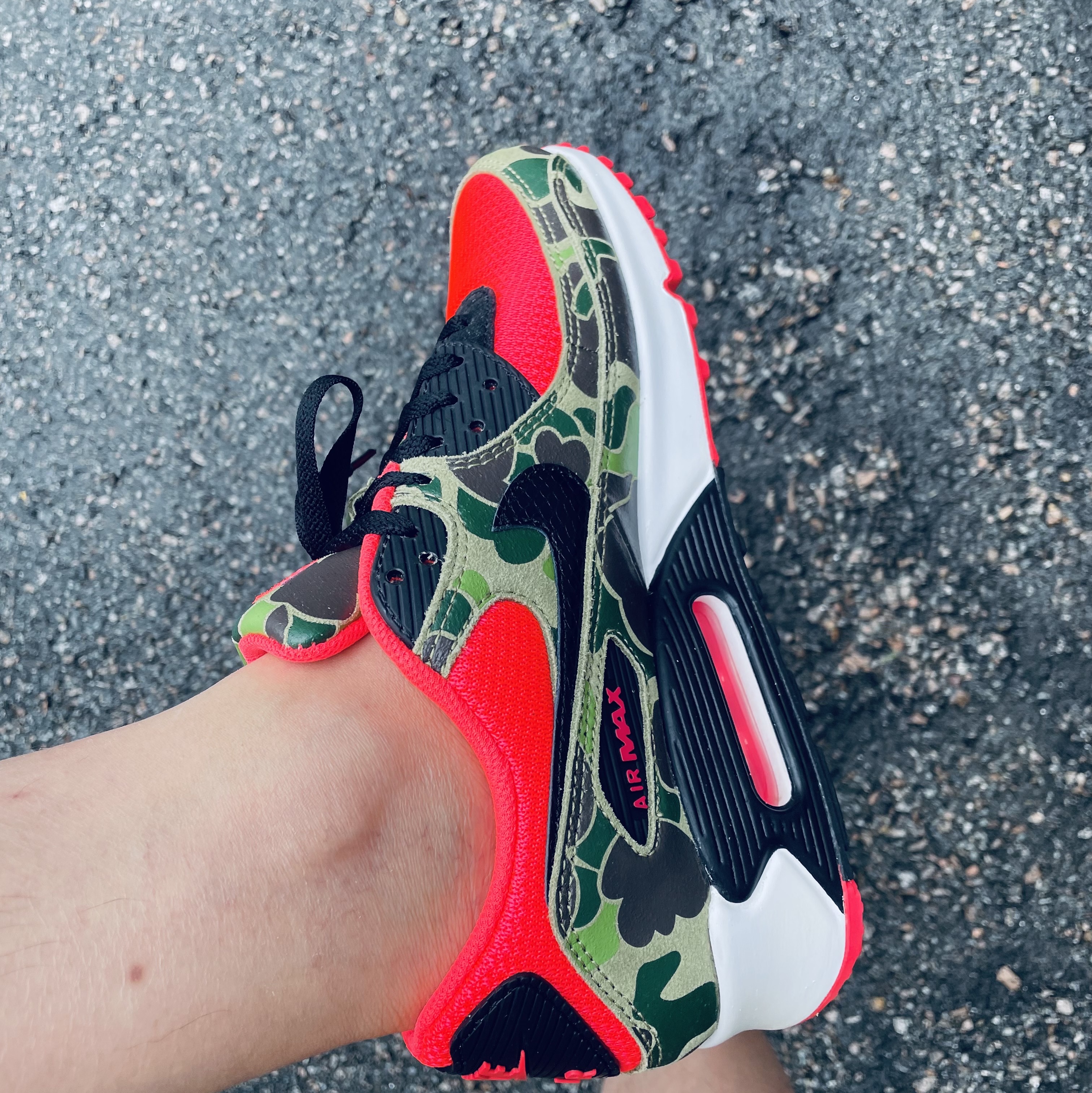 Nike Air Max 90 SP Dark Sage and Solar Red 착용 스타일 - 3