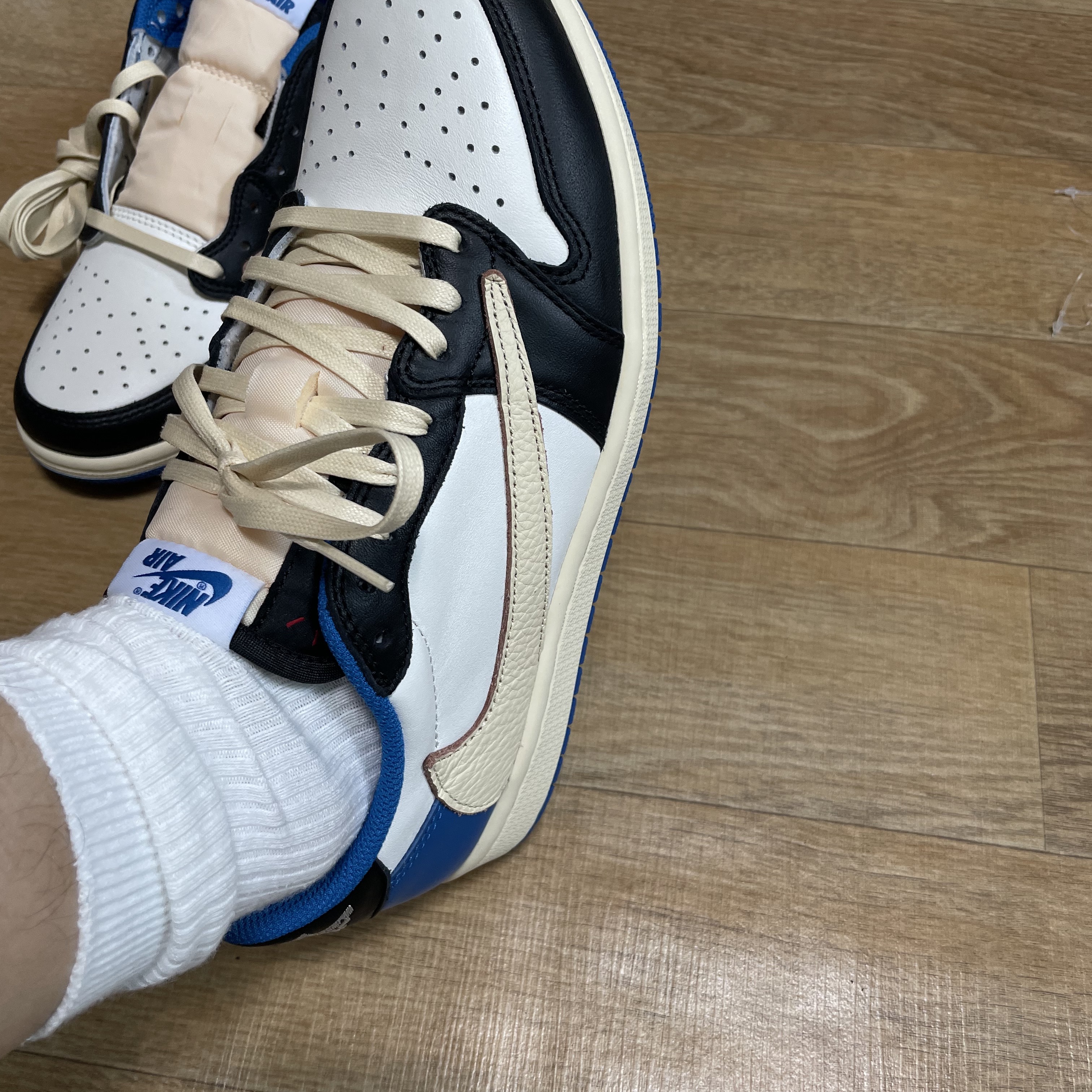 Jordan 1 x Travis Scott x Fragment Retro Low OG SP Military Blue 착용 스타일 - 3