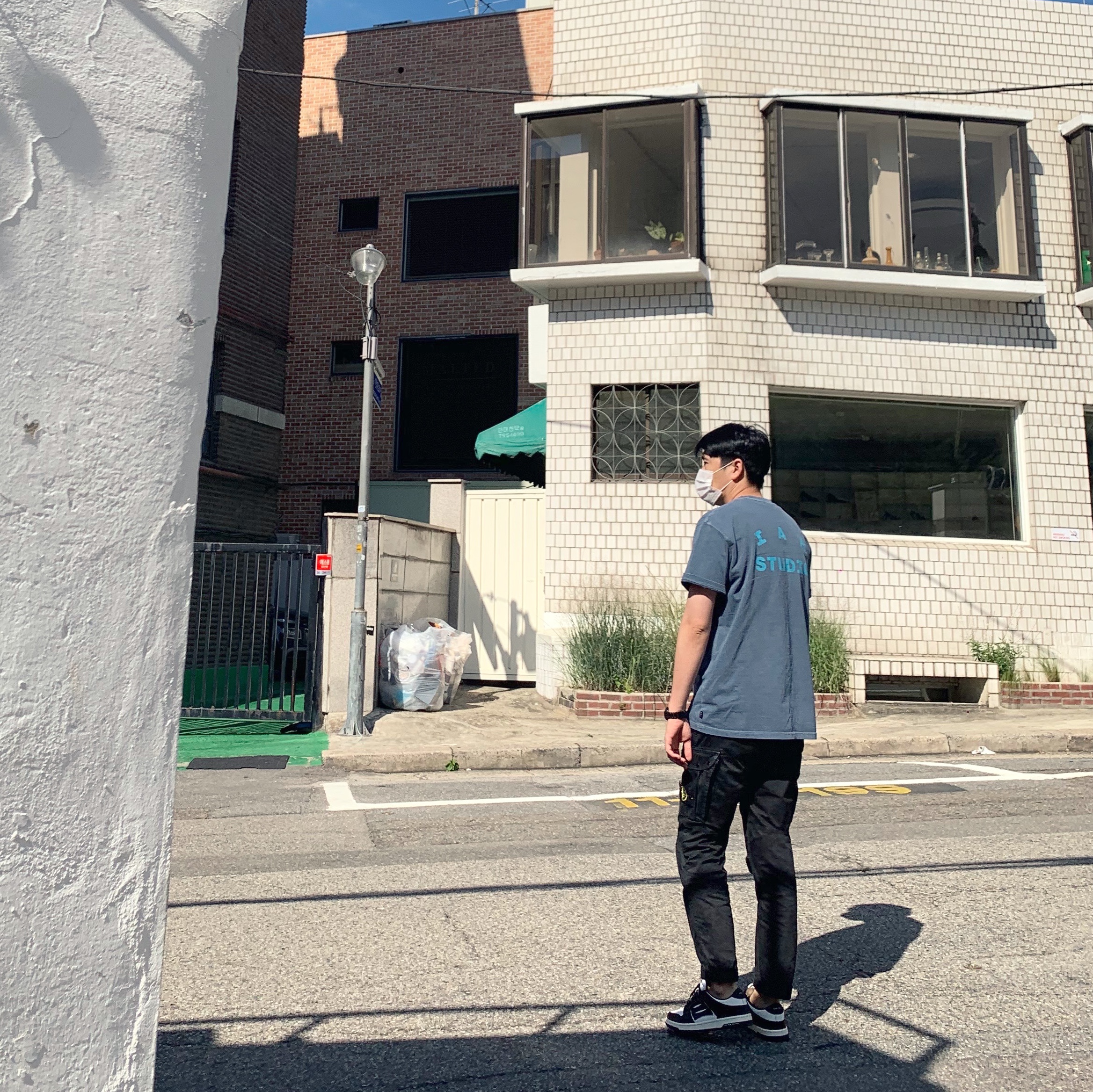 IAB Studio Pigment T-Shirt Blue, Stone Island 30504 T.CO+OLD Cargo Pants Black - 21SS 착용 스타일
