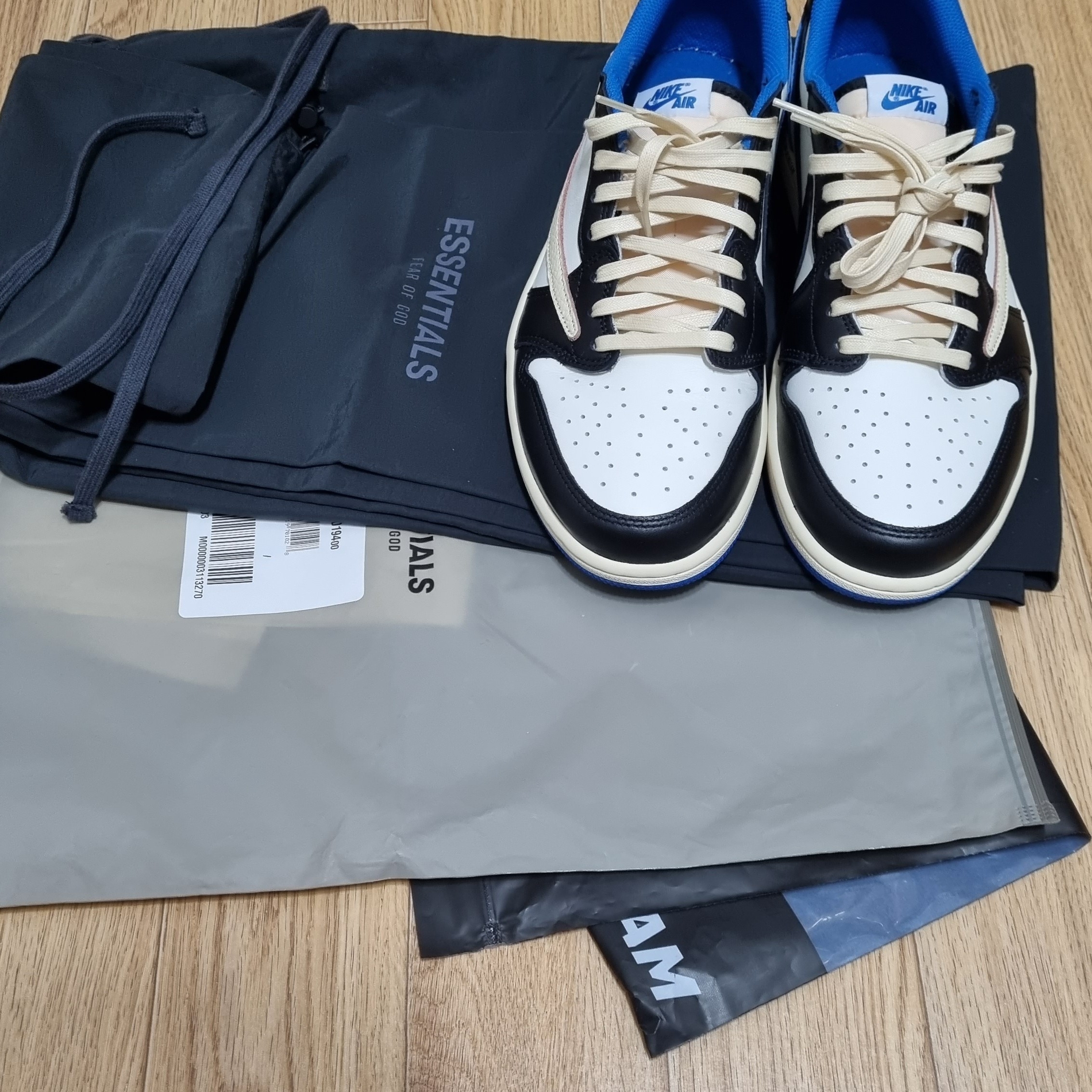 Essentials Track Pants Black - 21SS, Jordan 1 x Travis Scott x Fragment Retro Low OG SP Military Blue 착용 스타일