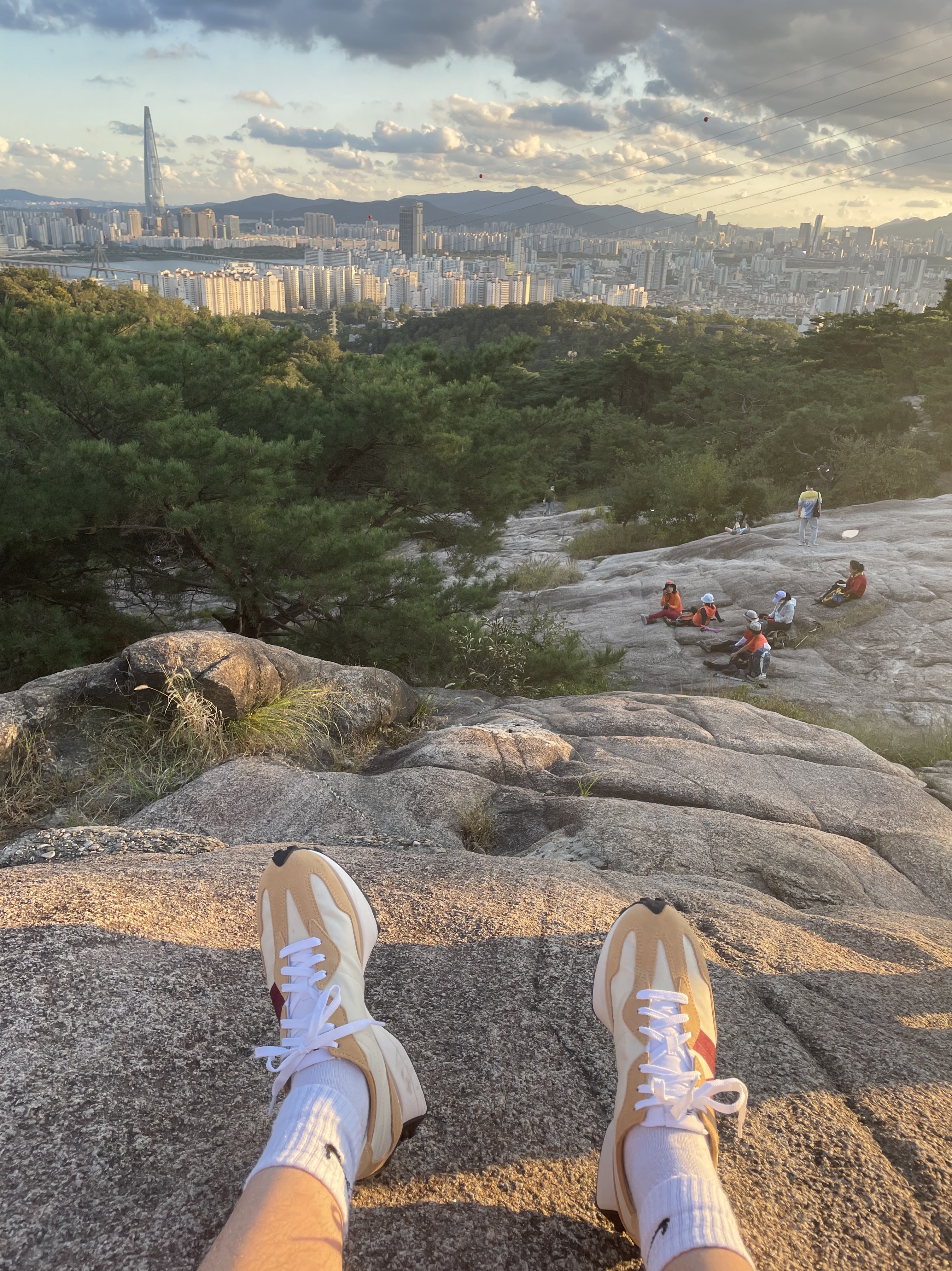 New Balance 327 Moonbeam Ghost Pepper 착용 스타일 - 1