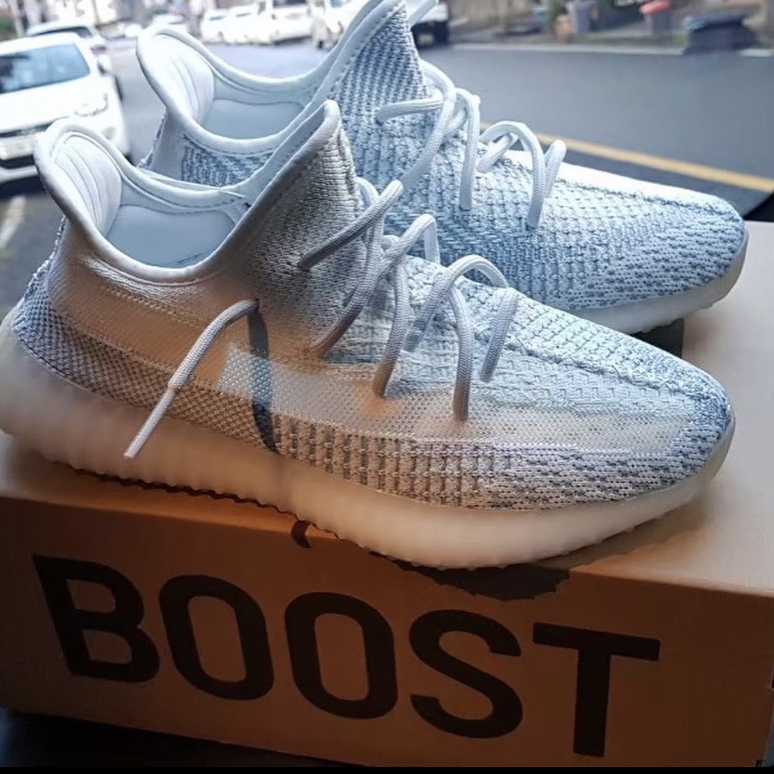 Adidas Yeezy Boost 350 V2 Cloud White - Non-Reflective 착용 스타일 - 2